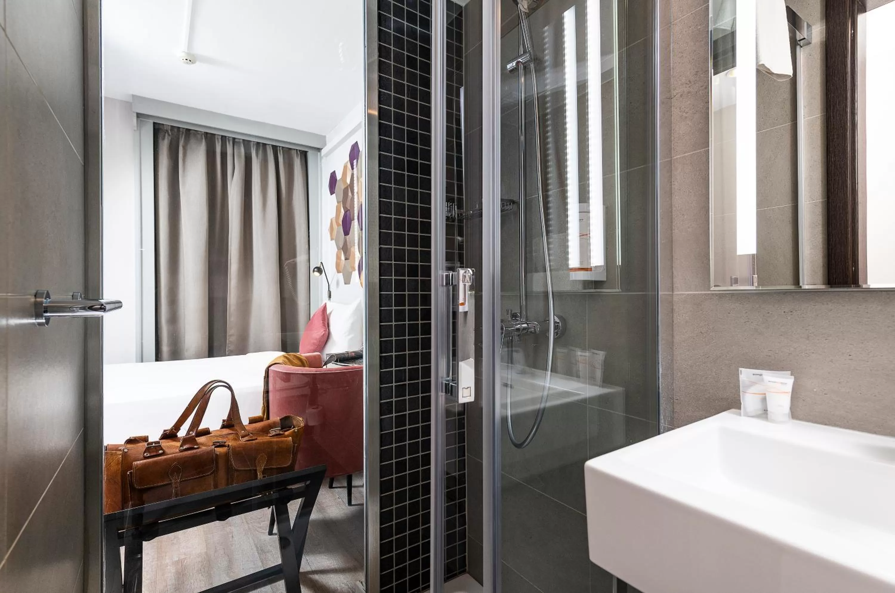 Shower in Three Corners Hotel Art