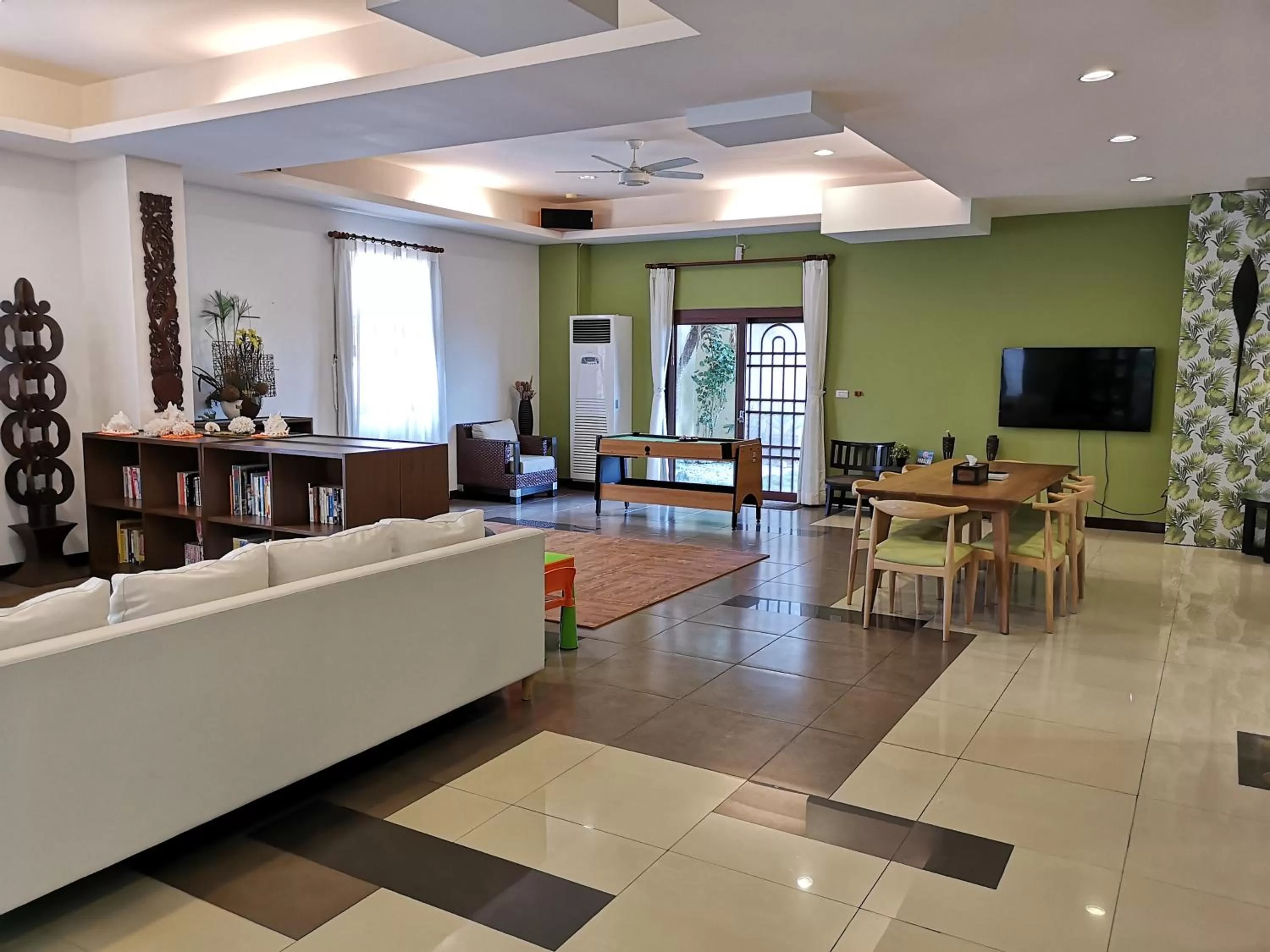 Communal lounge/ TV room in Beachcastle & Sea View Villa