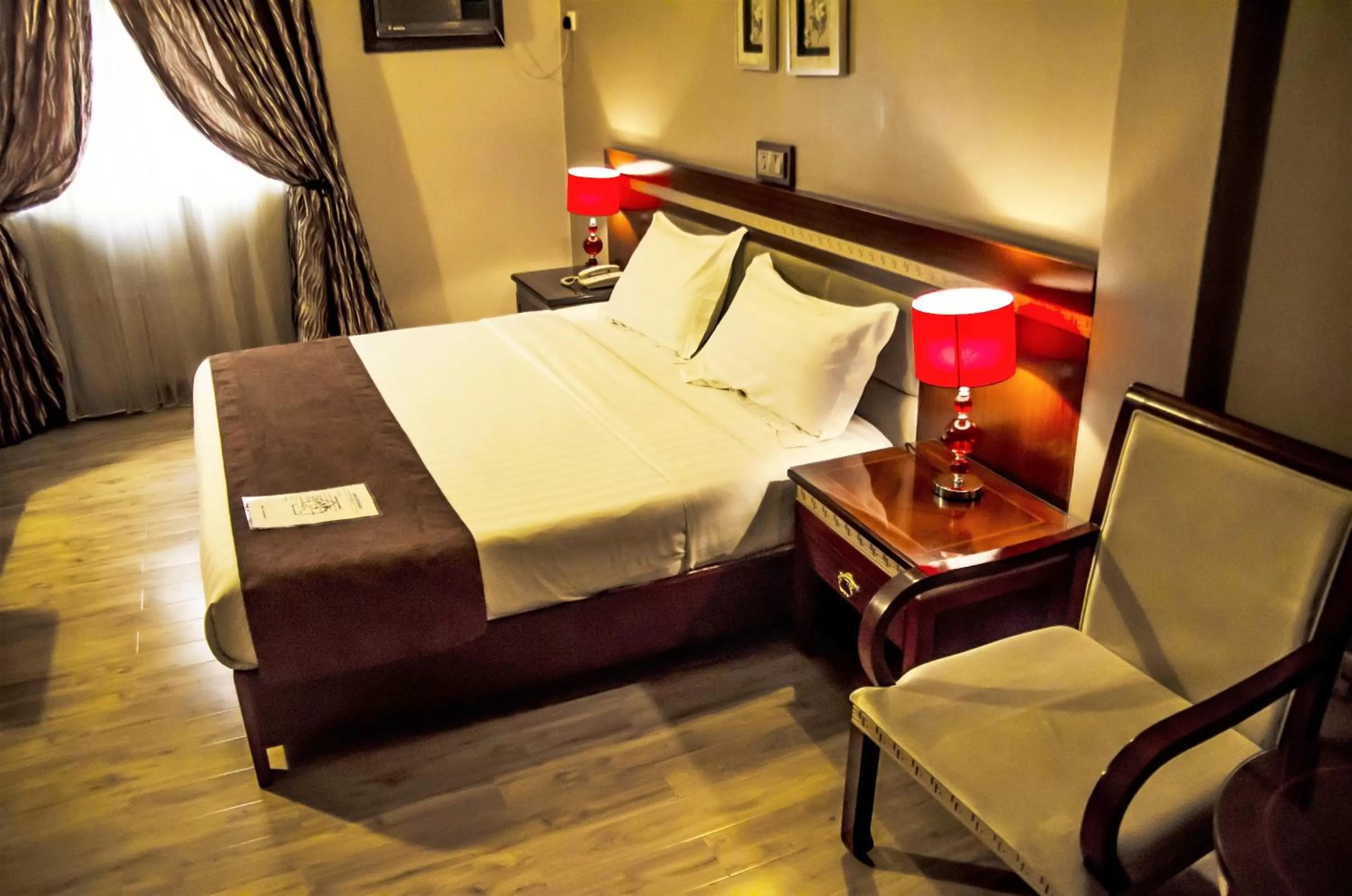 Seating area, Bed in Hotel Rosebud