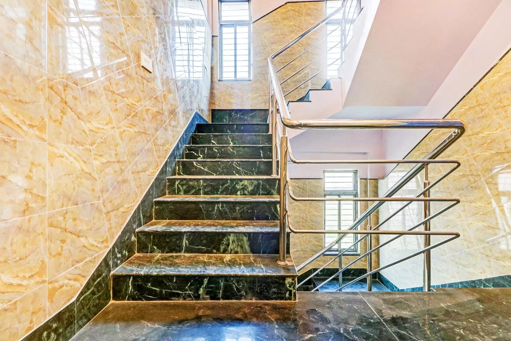 Lobby or reception in FabExpress Step Inn - Nr Biswa Bangla Gate