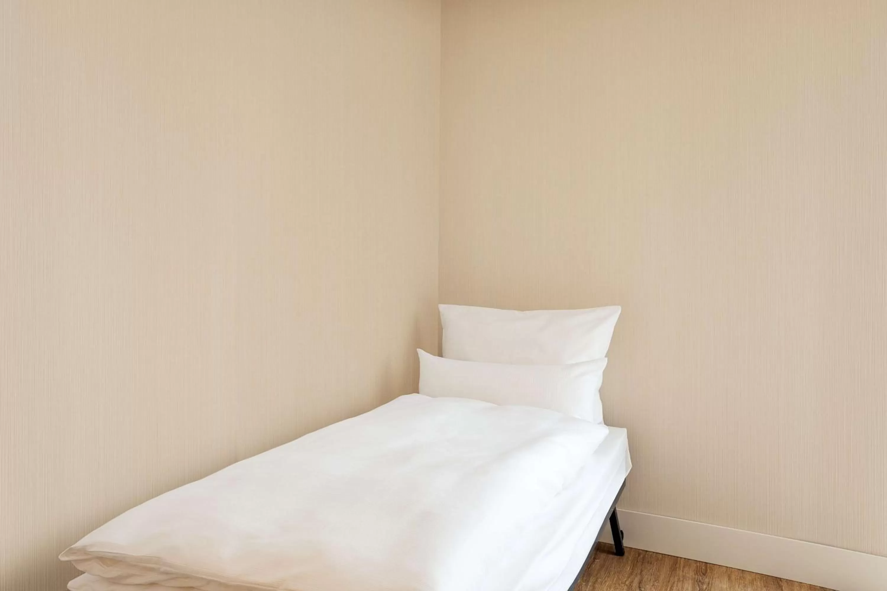 Photo of the whole room, Bed in Geneva by Fassbind