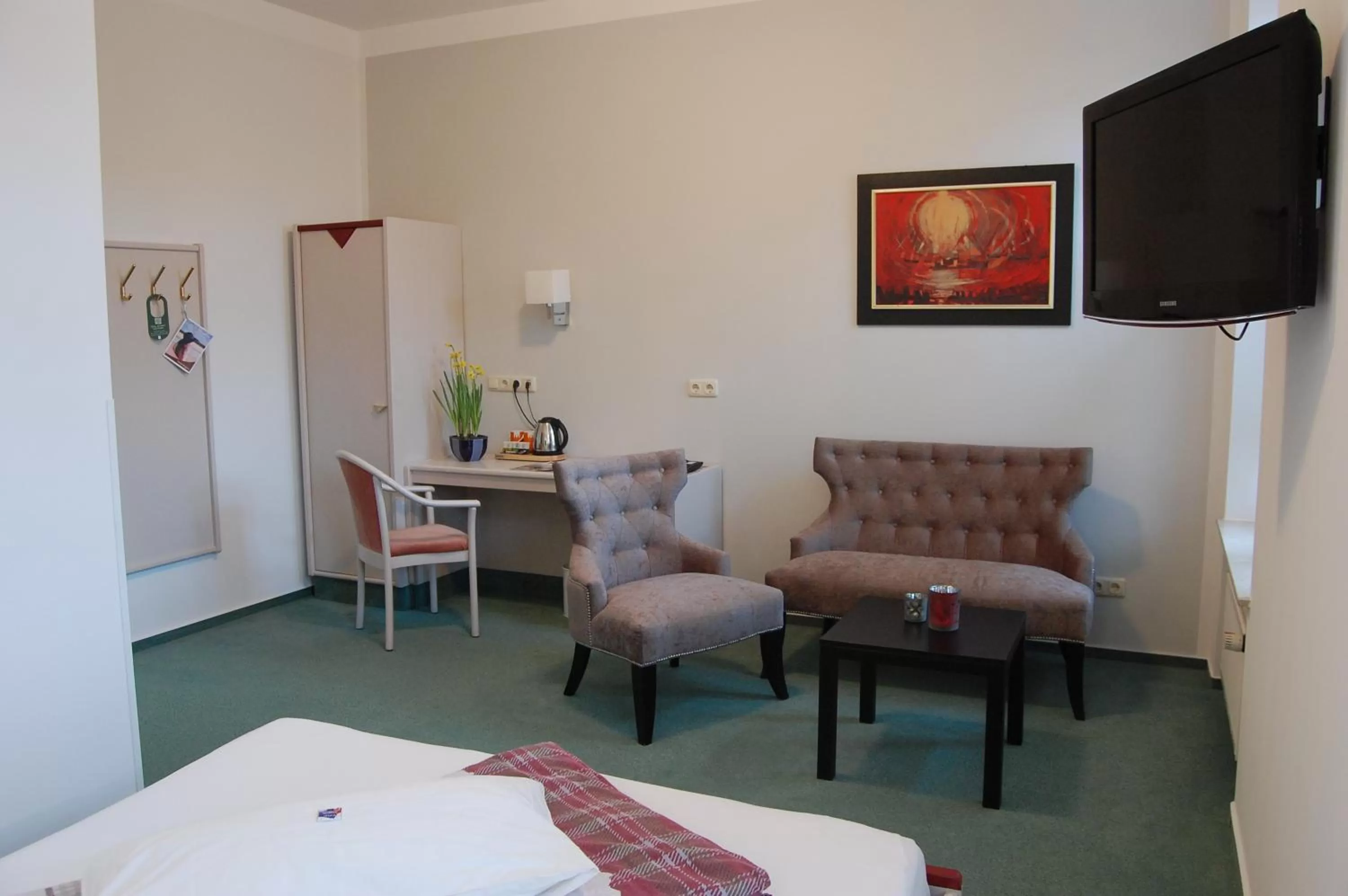 Seating area, Bed in Biohotel Amadeus