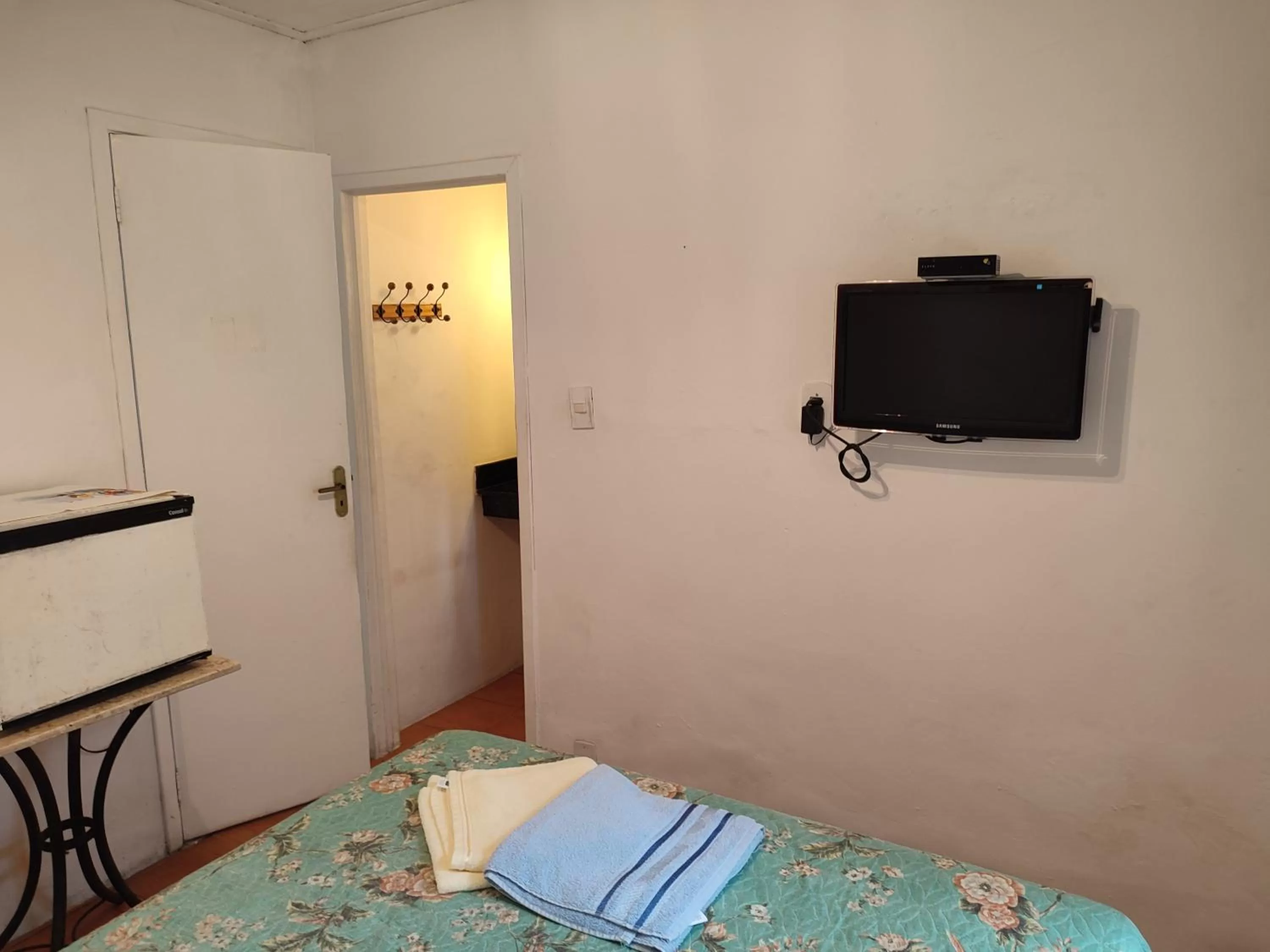 TV and multimedia, Bed in Pousada L'étage