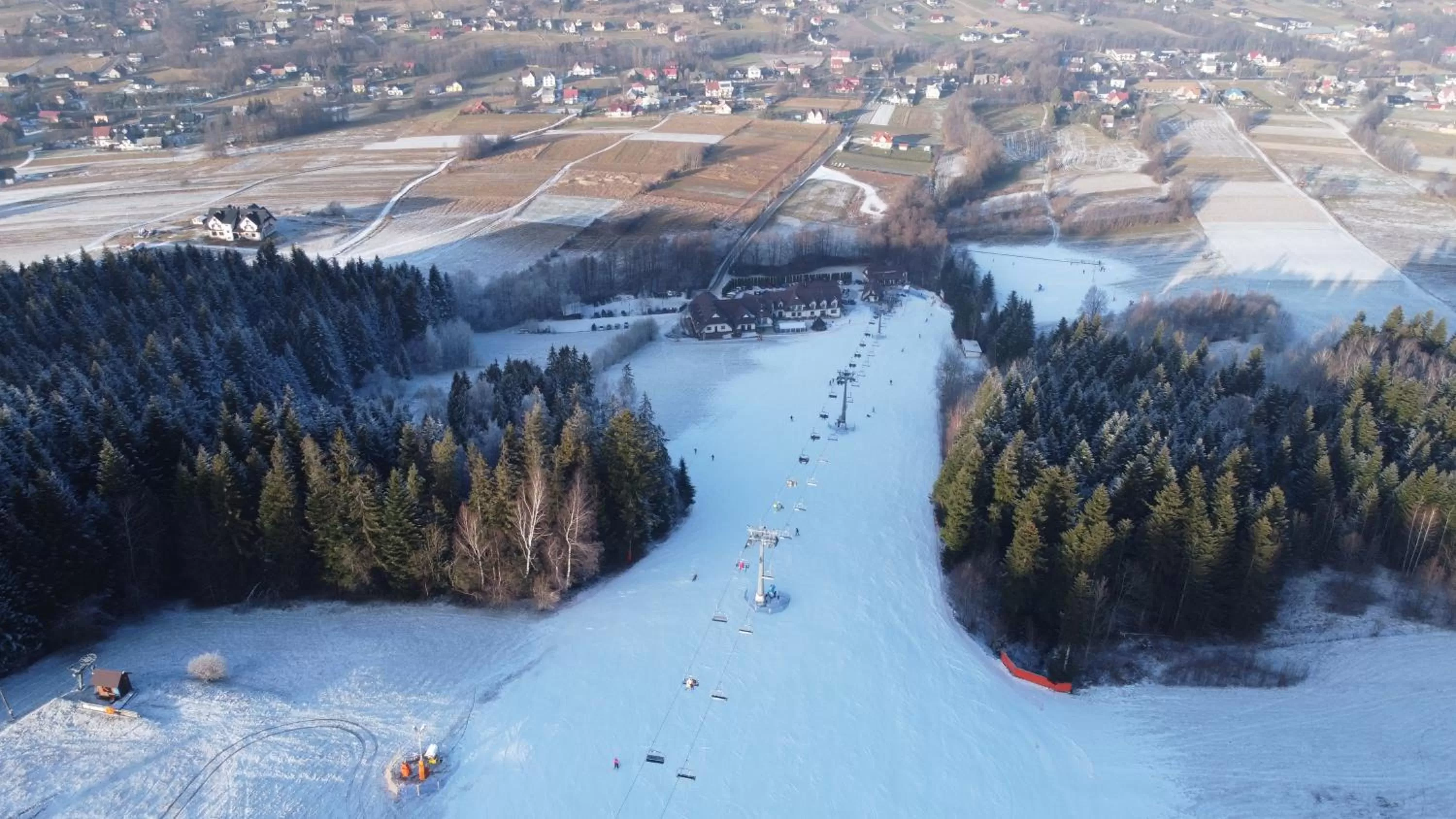 Skiing in Hotel Kompleks Beskid z basenem i stokiem narciarskim - blisko Babiej Góry