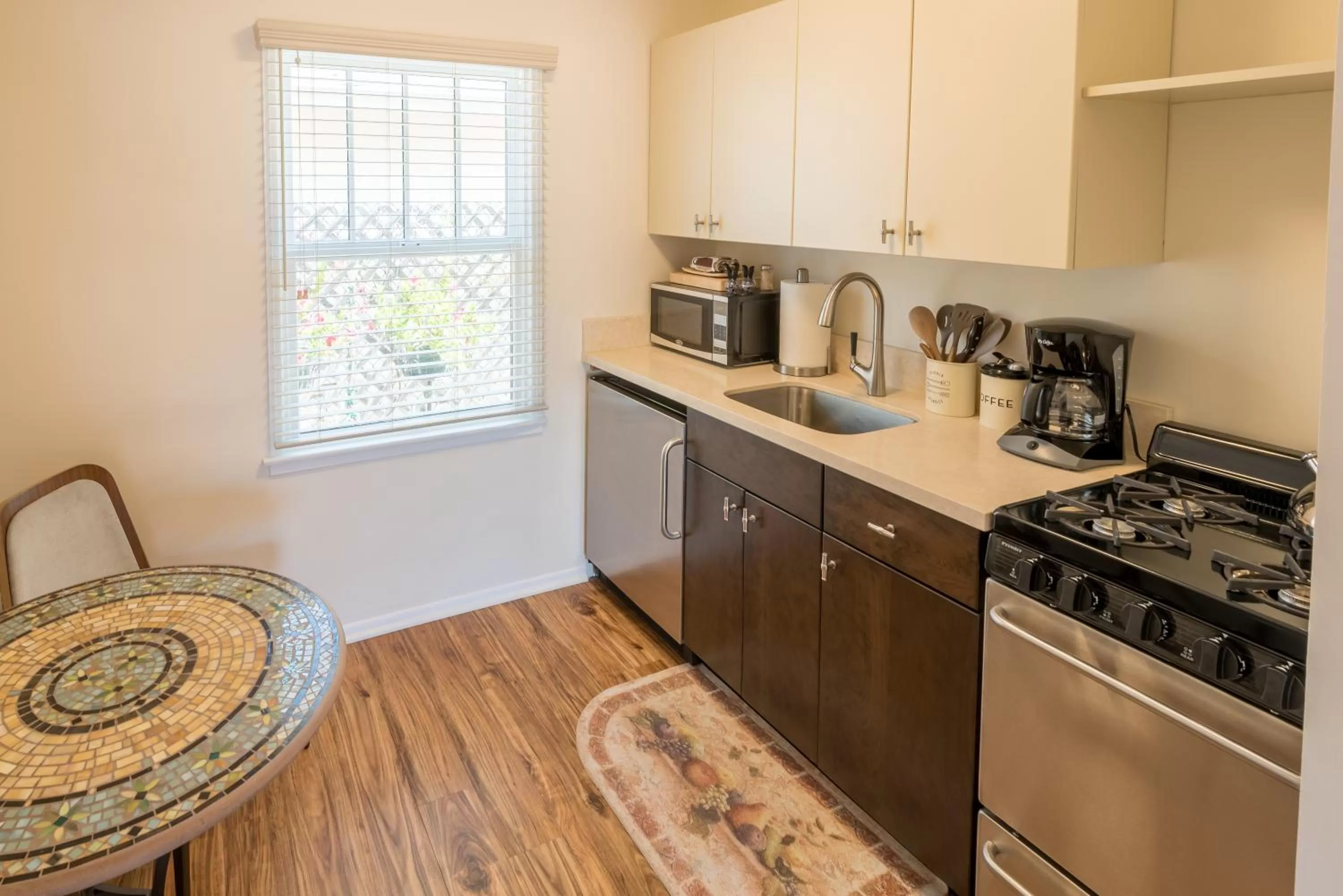 Kitchen or kitchenette in Harbor House Inn