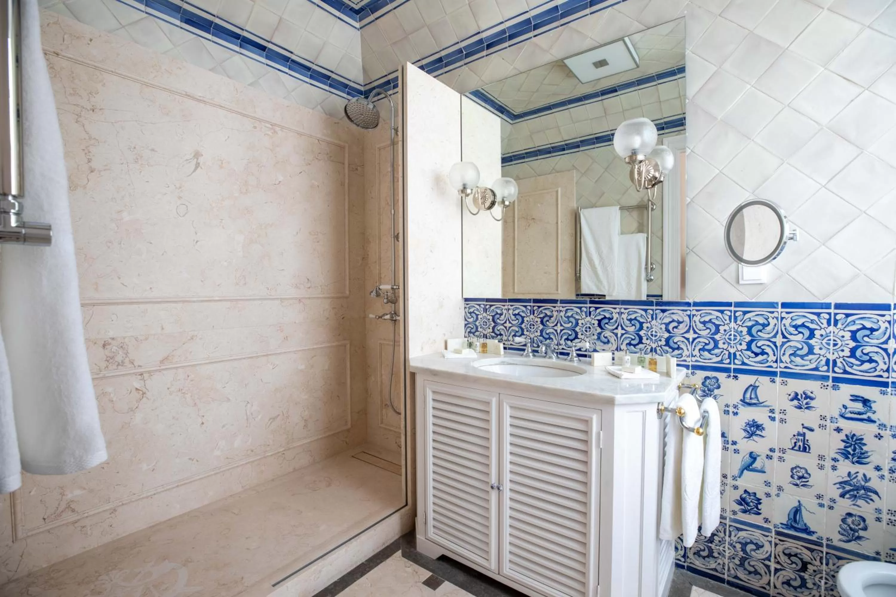 Toilet in Estoril Vintage Hotel