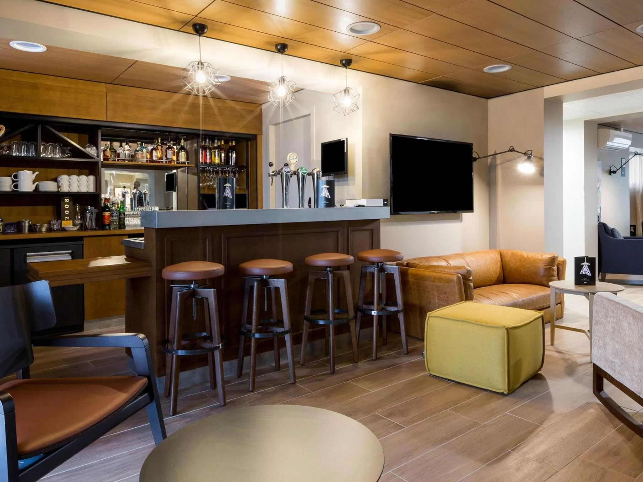 Communal lounge/ TV room in BEST WESTERN La Porte des Châteaux