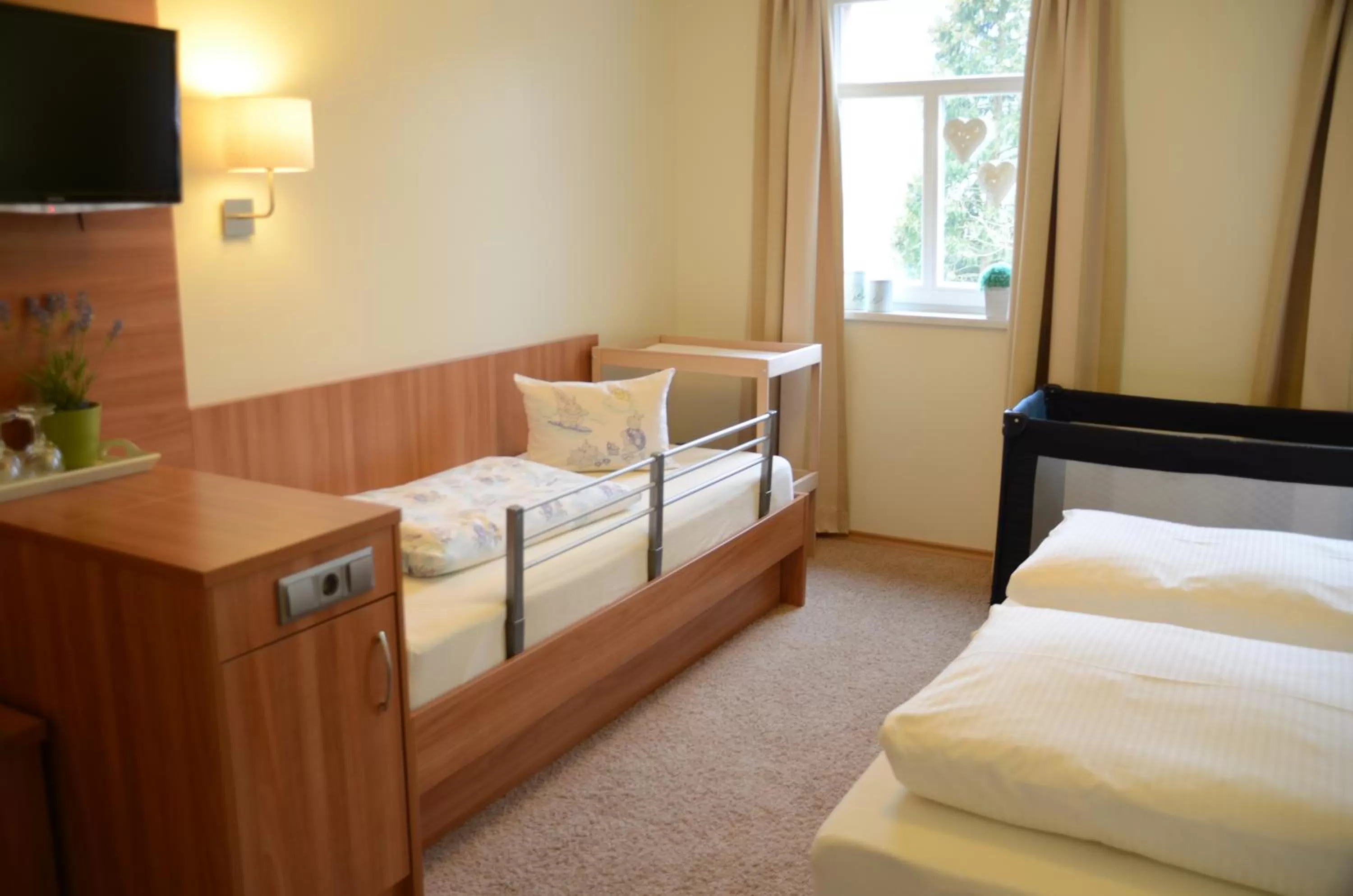 Bedroom, Bed in Hotel Mainblick Garni