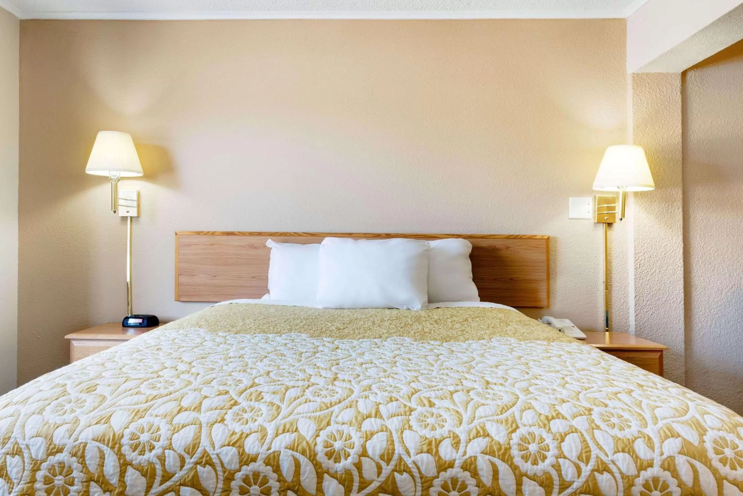 Photo of the whole room, Bed in Days Inn by Wyndham Fairmont