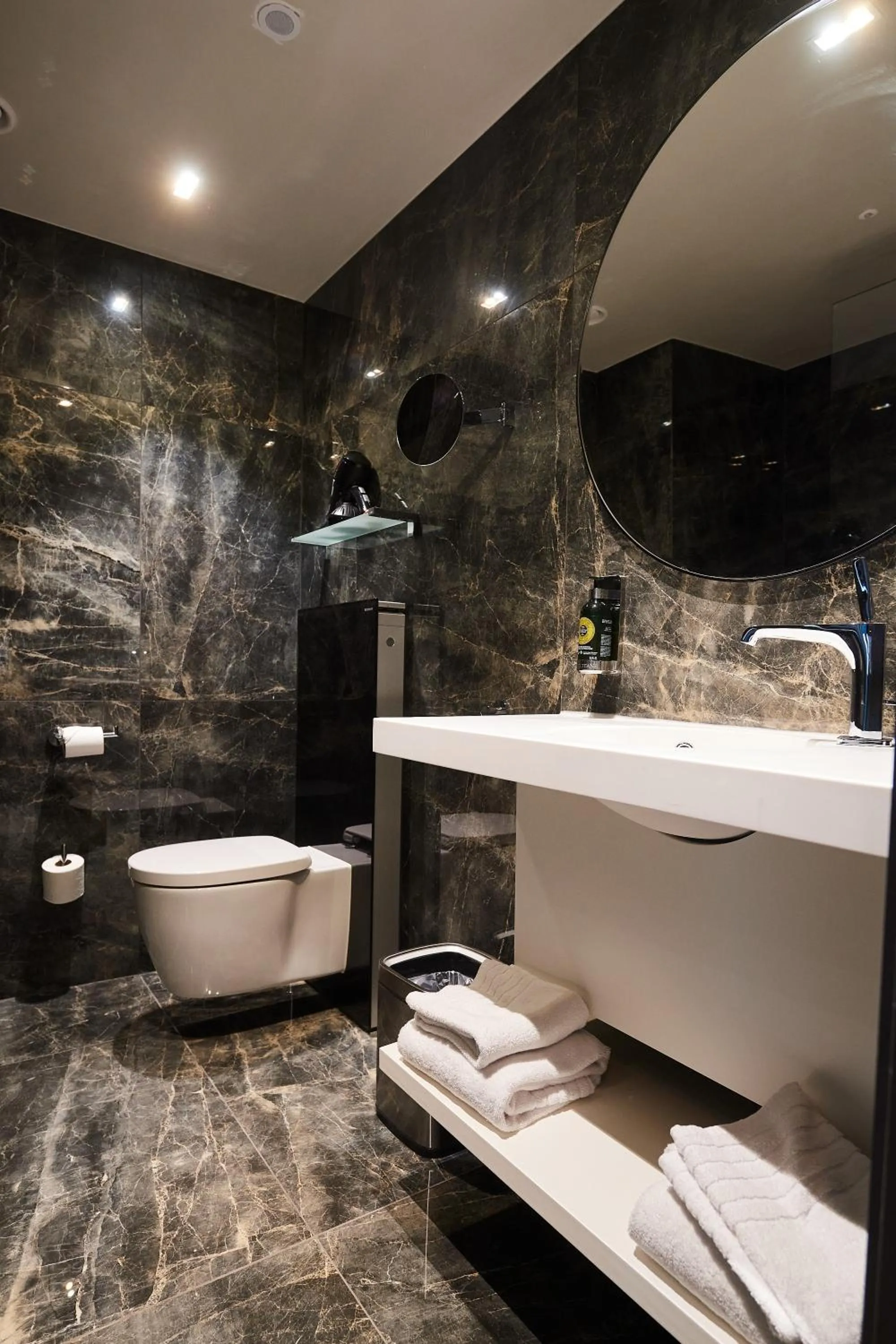 Deluxe Double or Twin Room in Harmon House