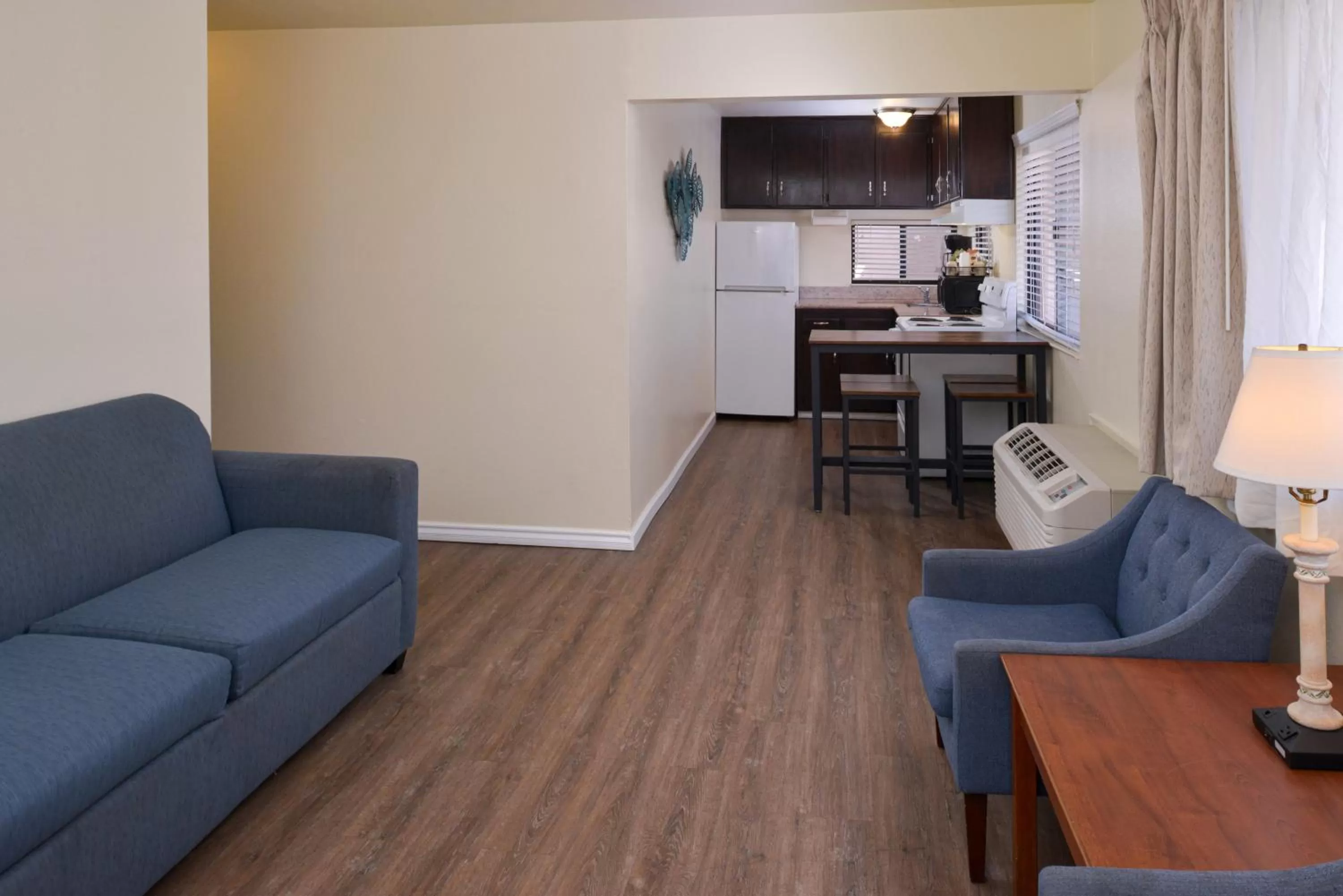 TV and multimedia in Edgewater Inn and Suites