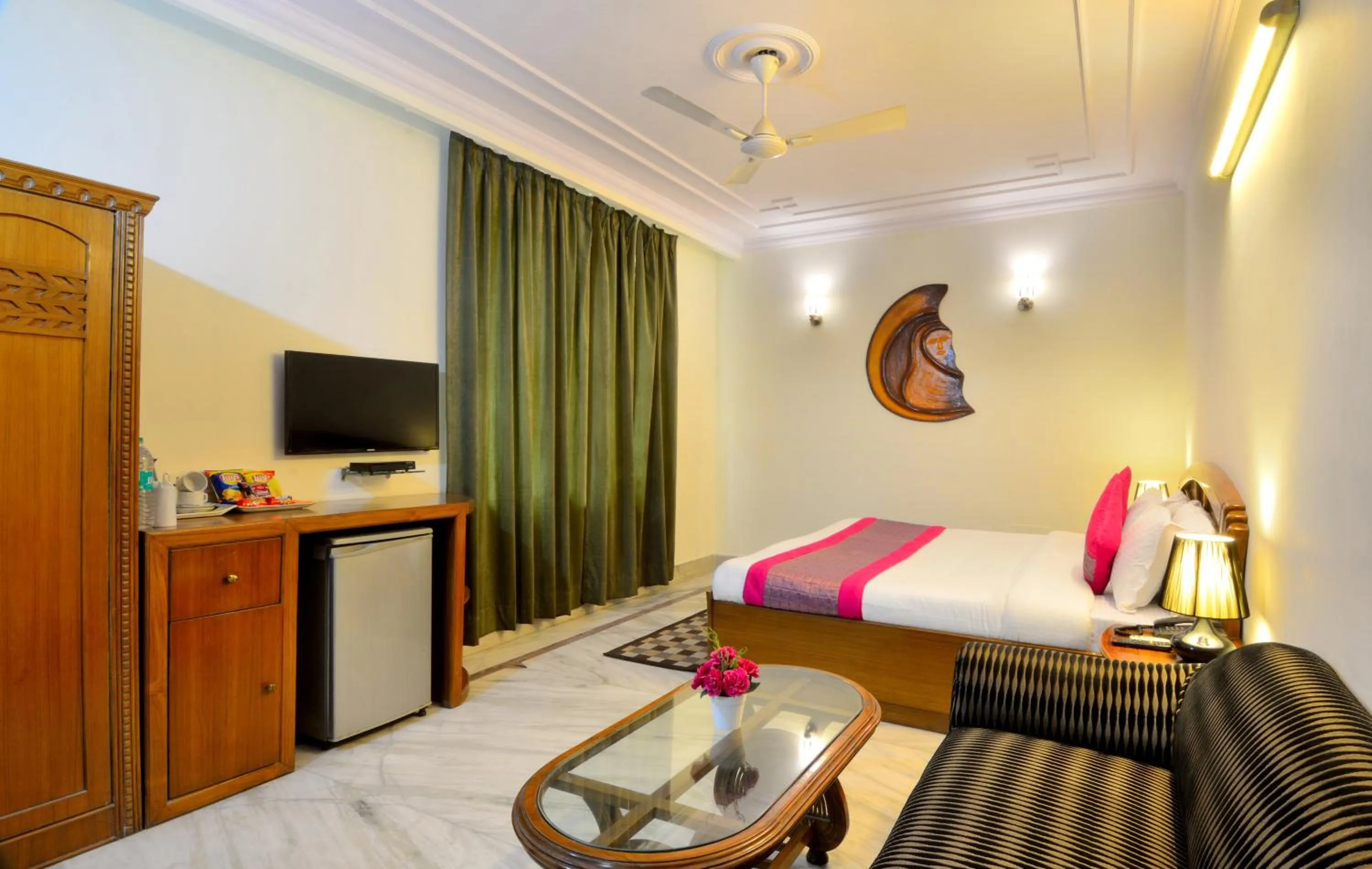 Bedroom, Bed in Hotel Pablas International, New Delhi, Near Metro