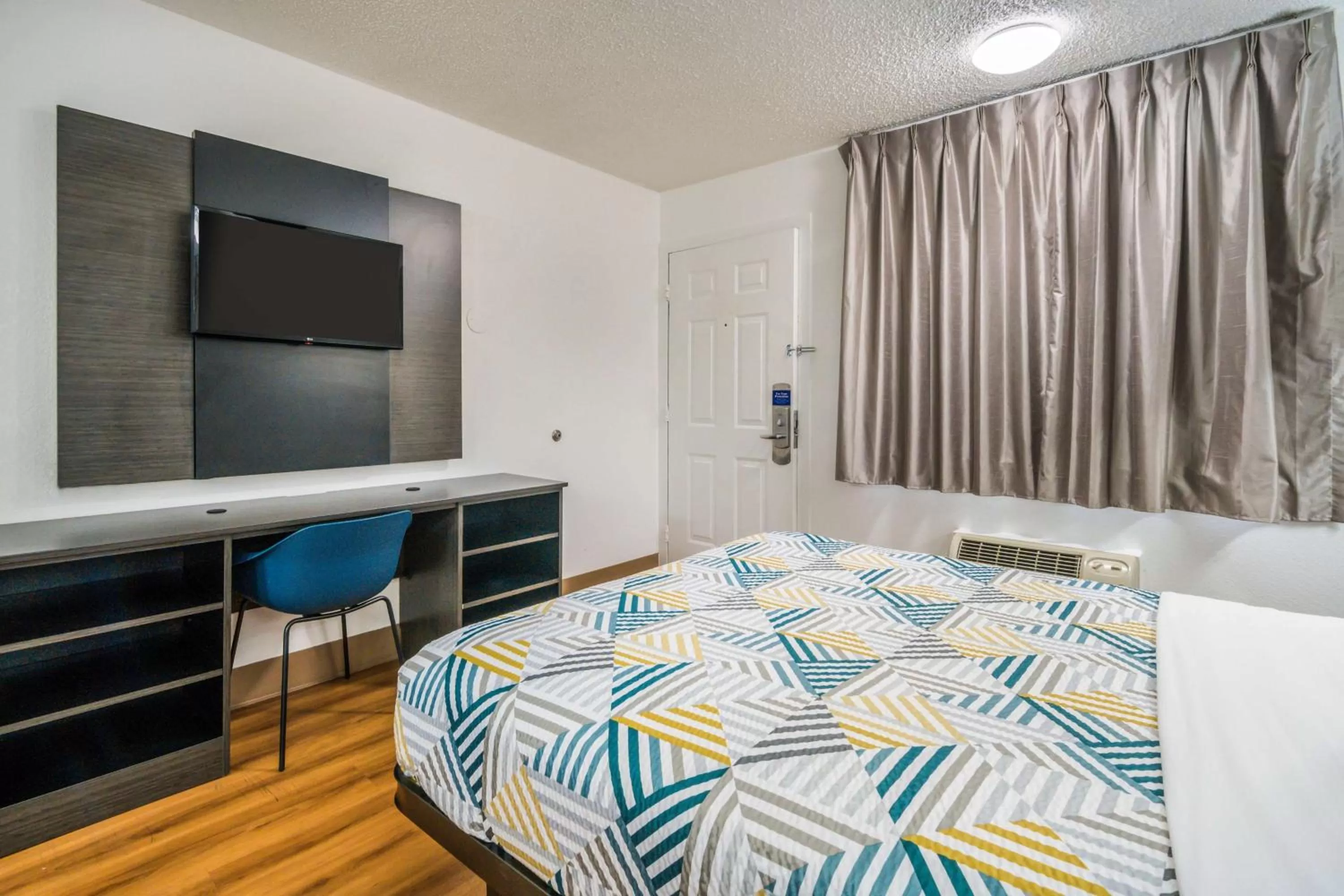 Photo of the whole room, Bed in Motel 6-Irving, TX - Dallas