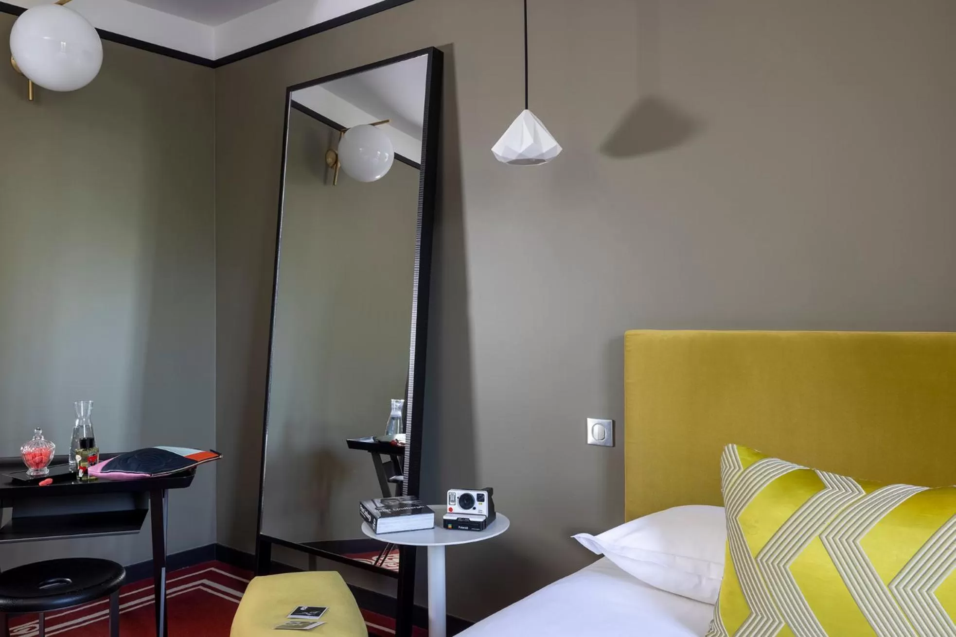 Photo of the whole room, Bed in LHotel - face au château - boutique hôtel et séminaires