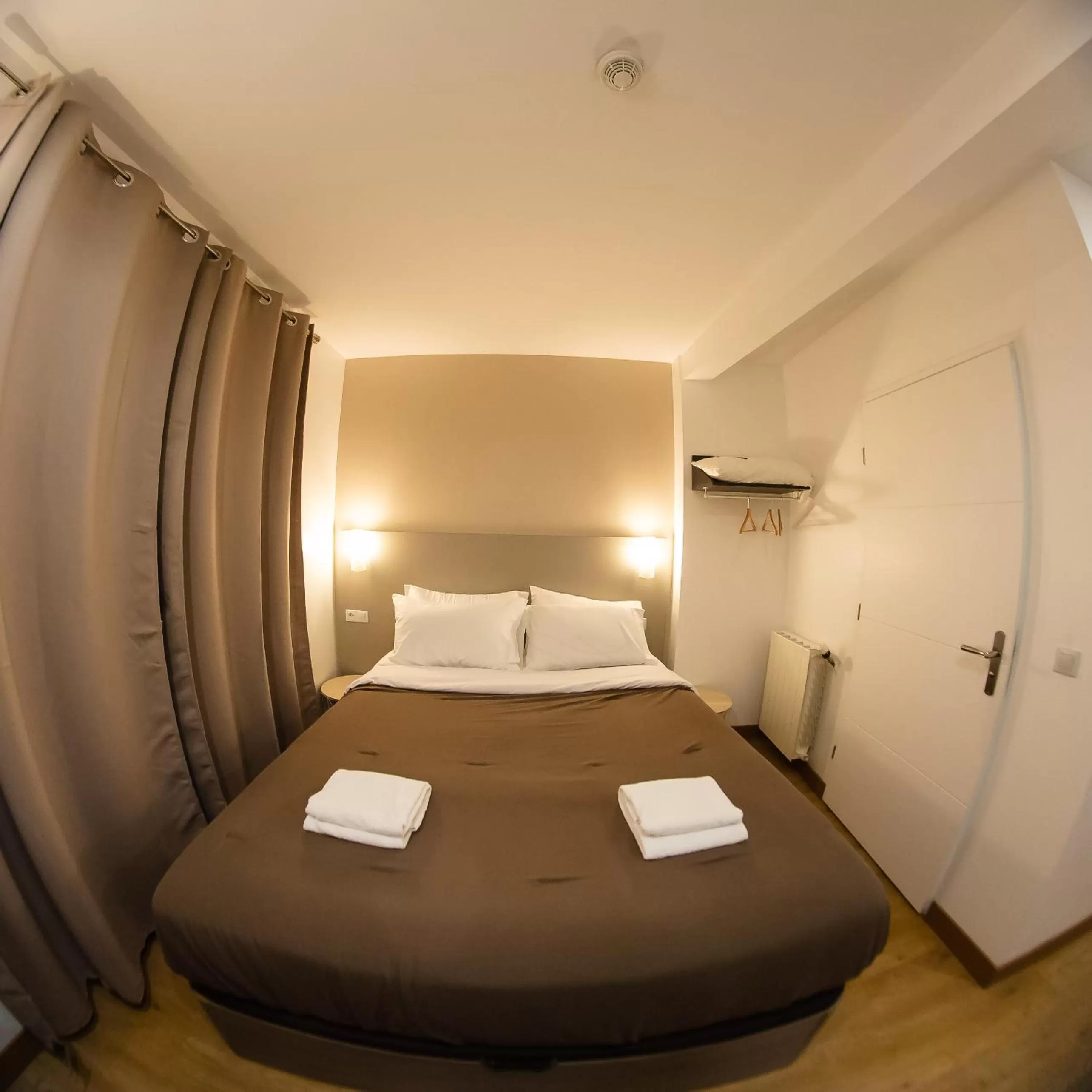 Bed in Hôtel des Arcades