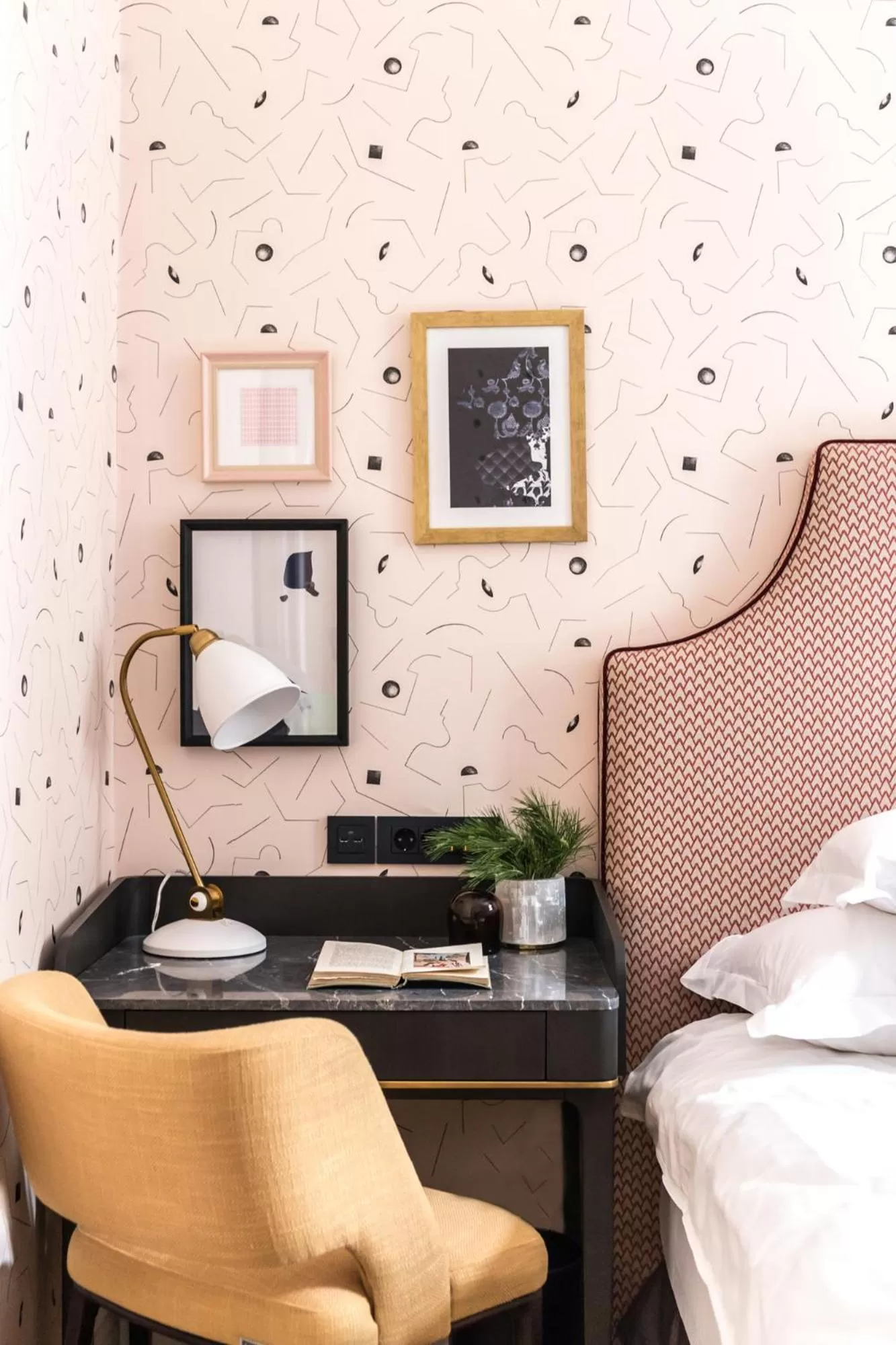 Bed in Hotel Capital