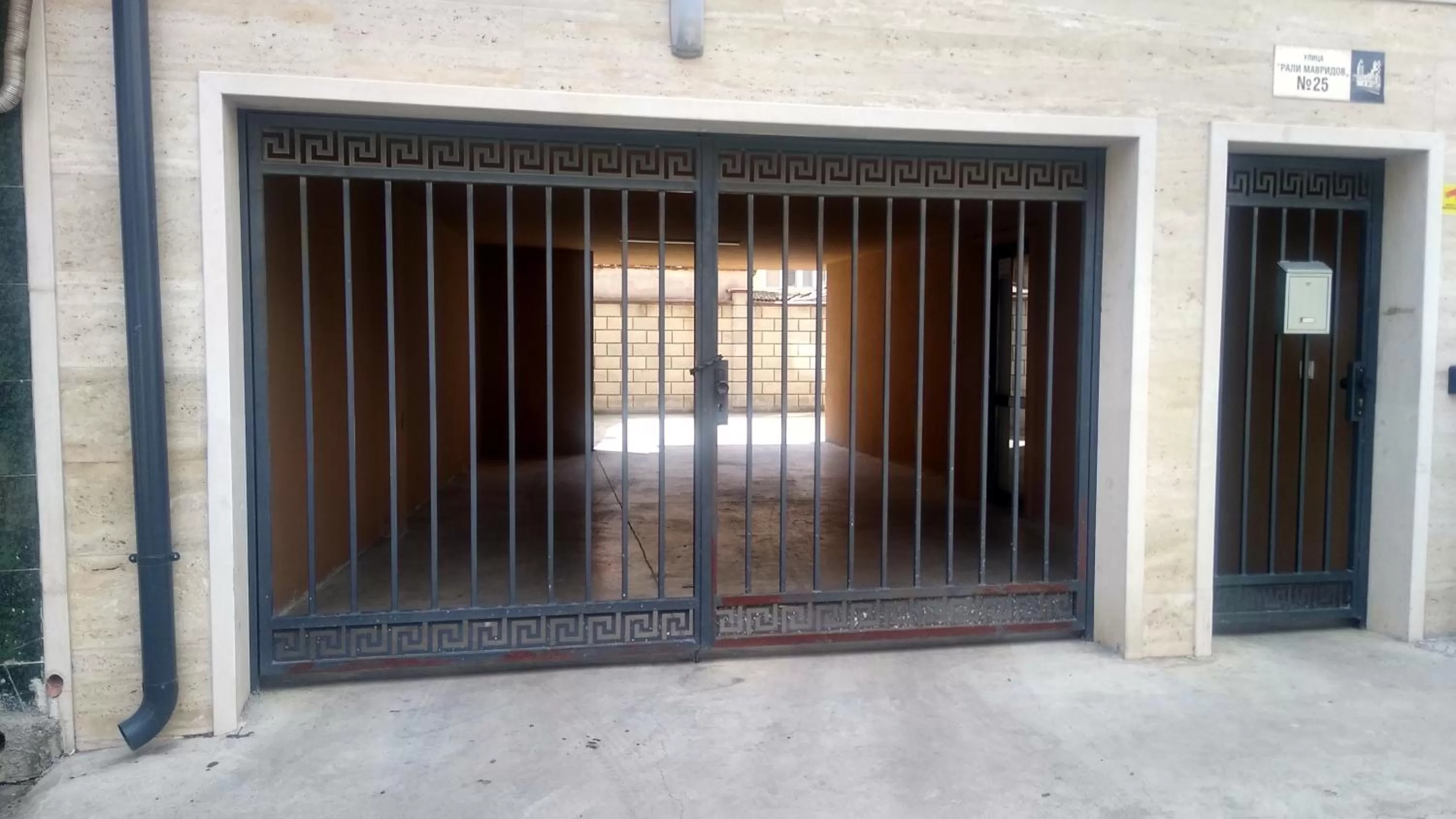 Parking in Hotel Color