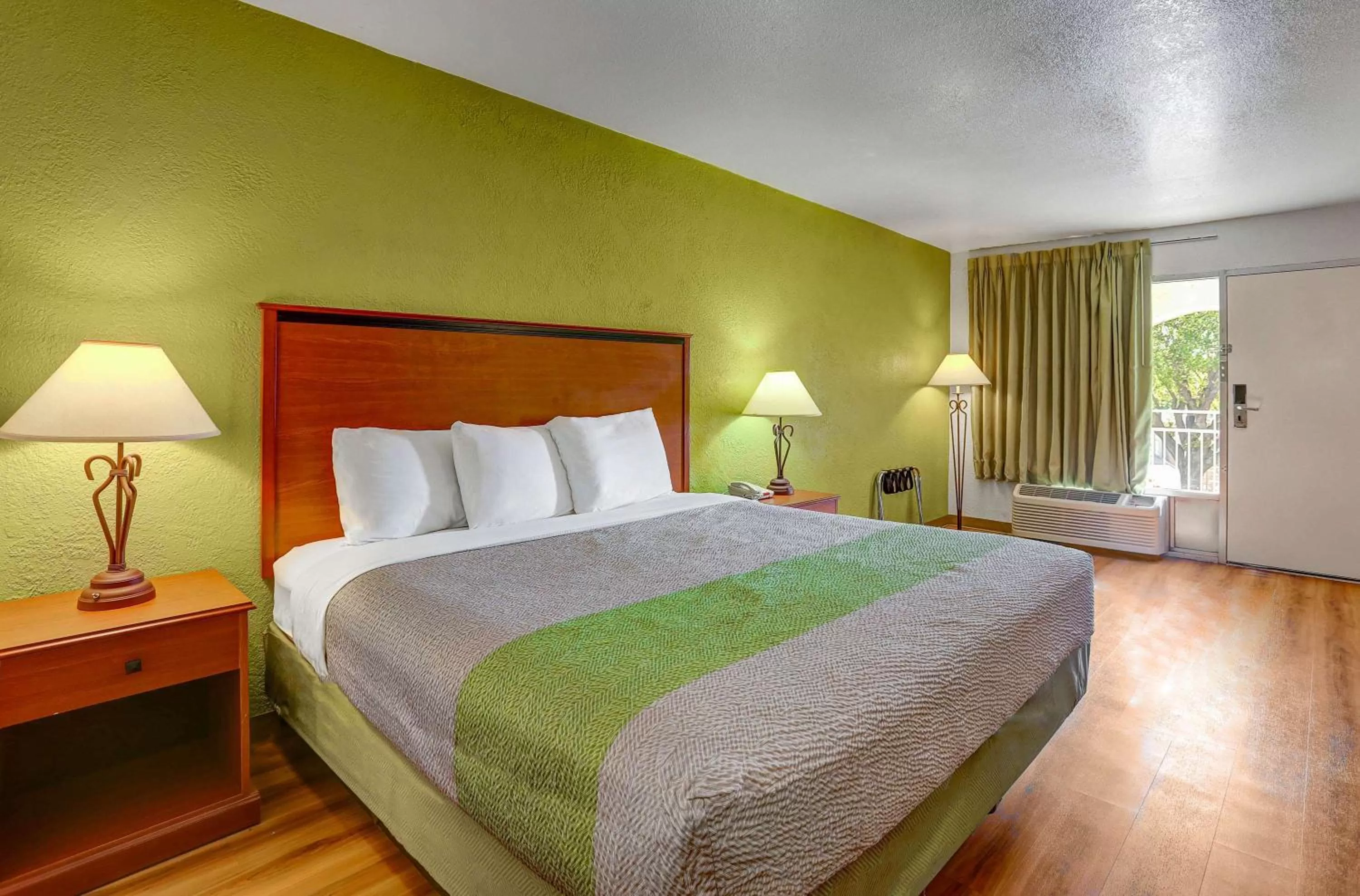 Deluxe King Room - Non-Smoking in Econo Lodge