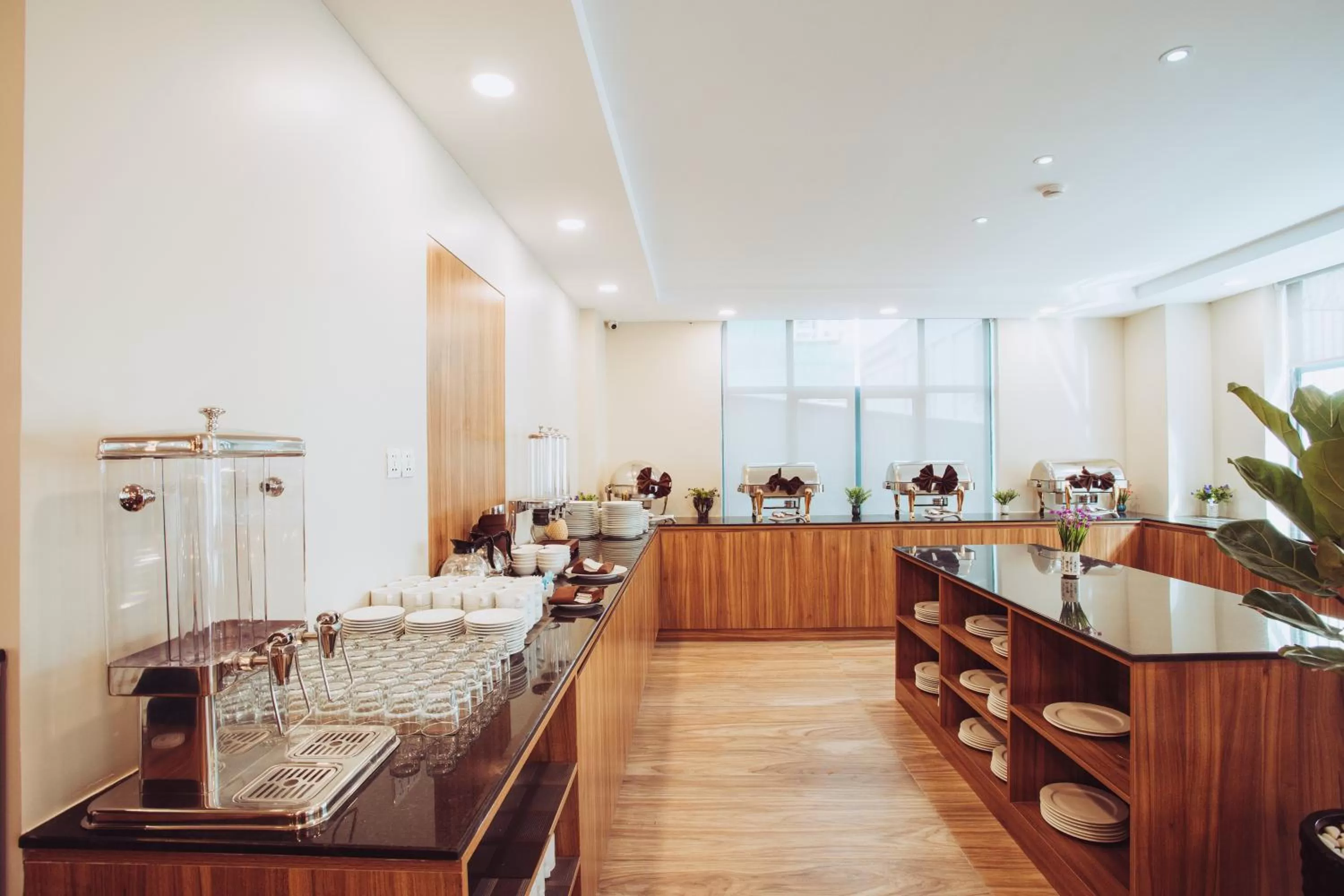 Restaurant/places to eat in HM Grand Central Hotel