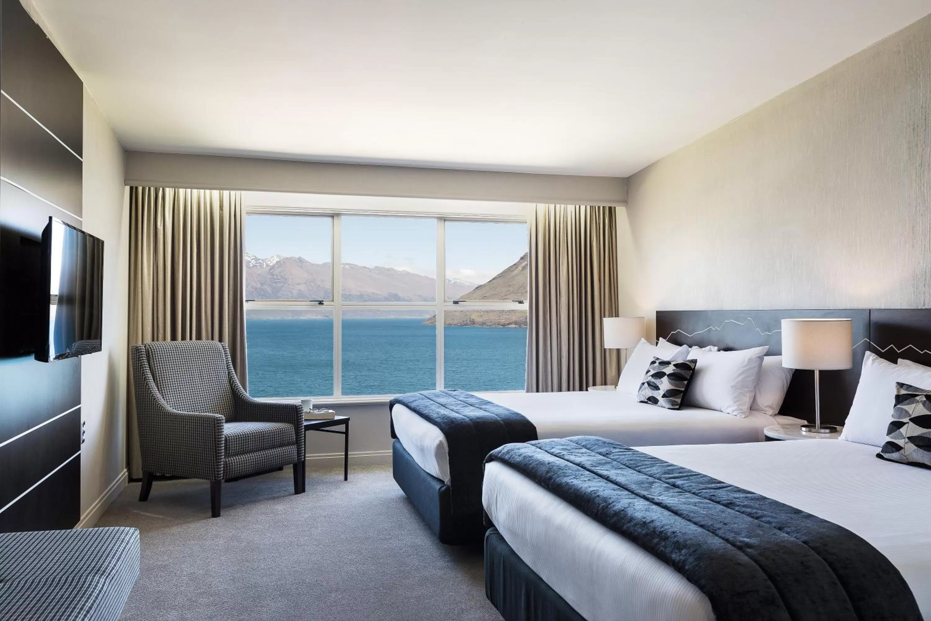 Lake view, Bed in Mercure Queenstown Resort
