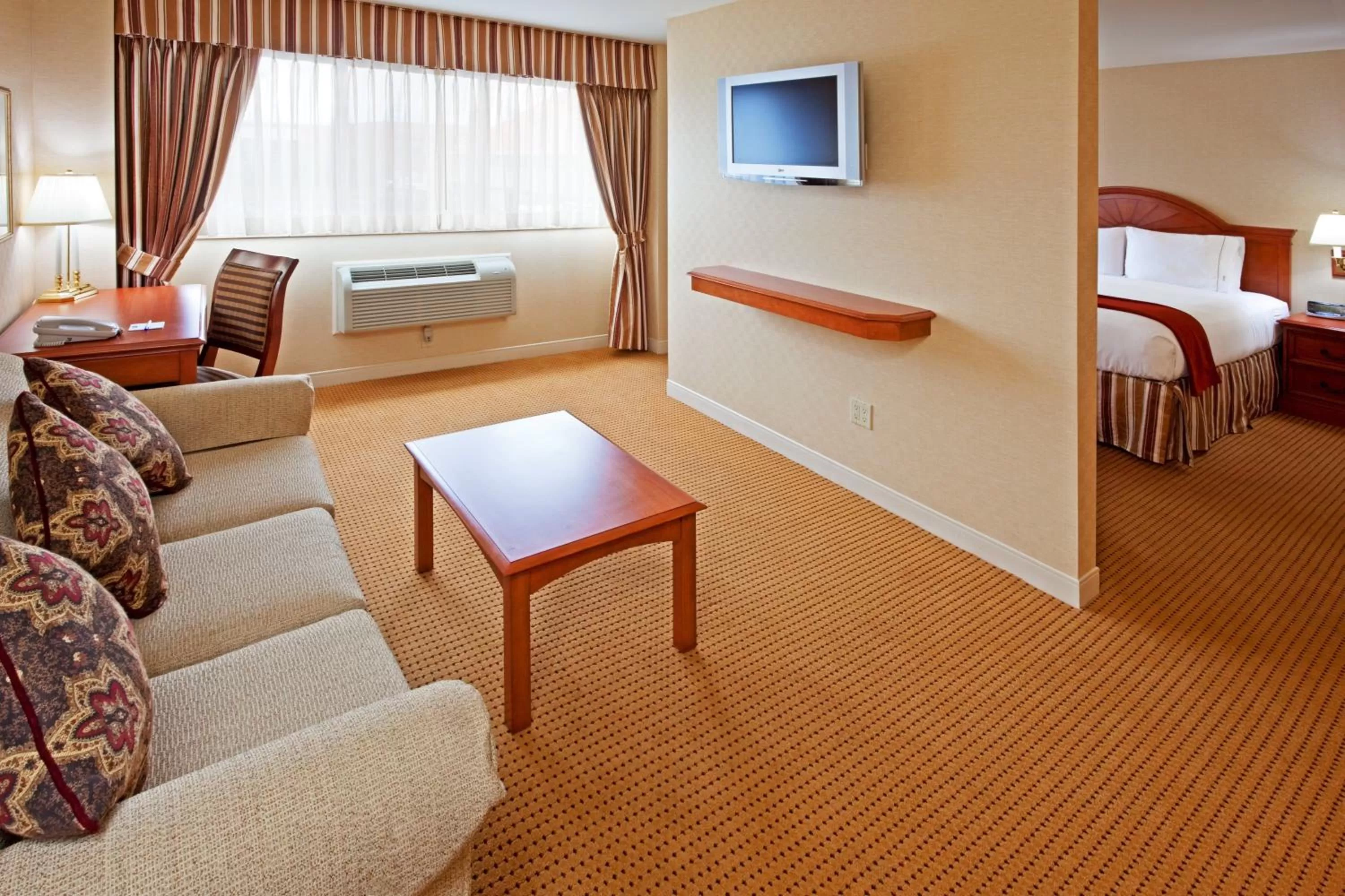 Photo of the whole room, Bed in Rockville Centre Hotel - JFK Airport