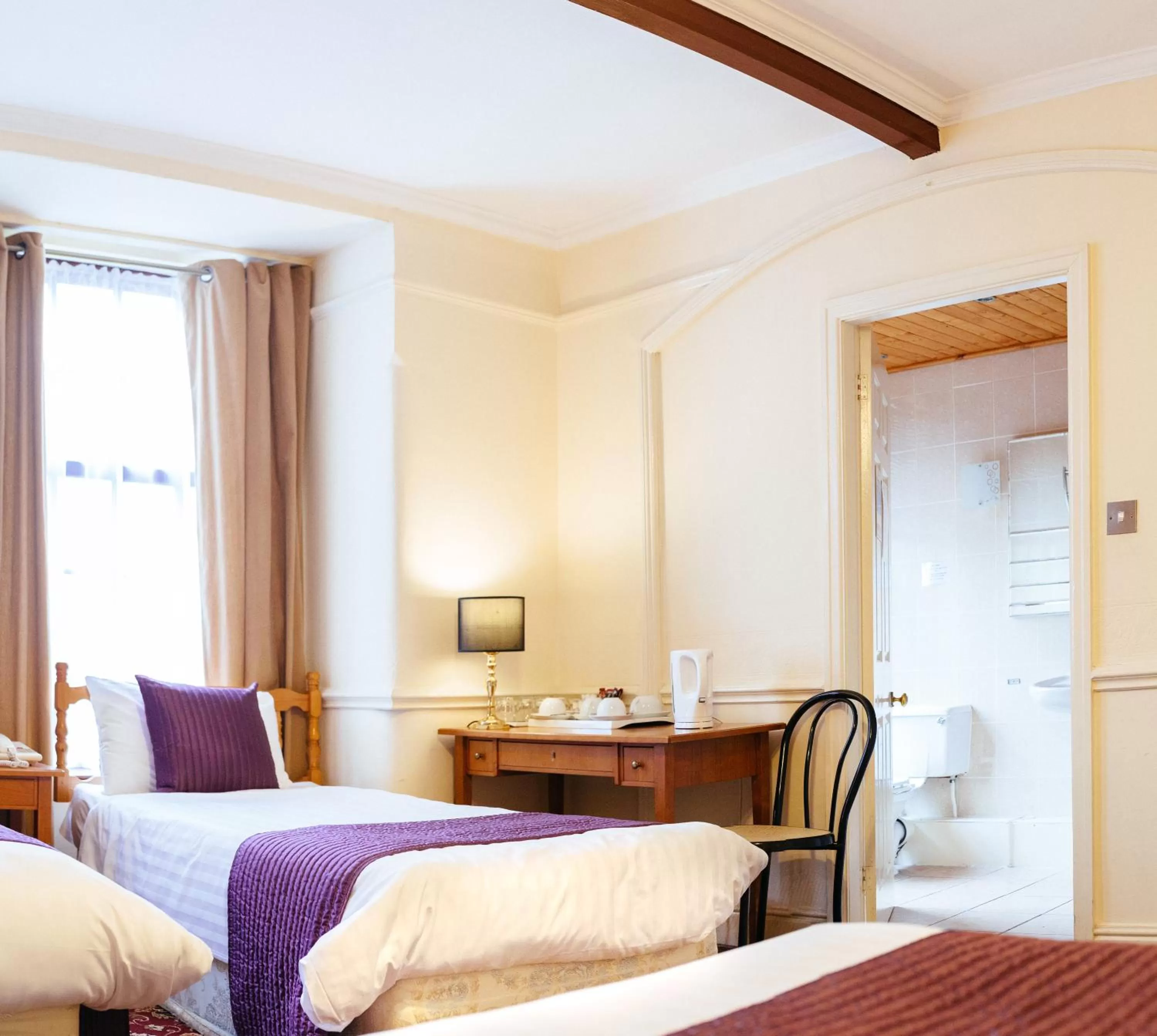 Coffee/tea facilities, Bed in Pymgate Lodge Hotel Manchester Airport