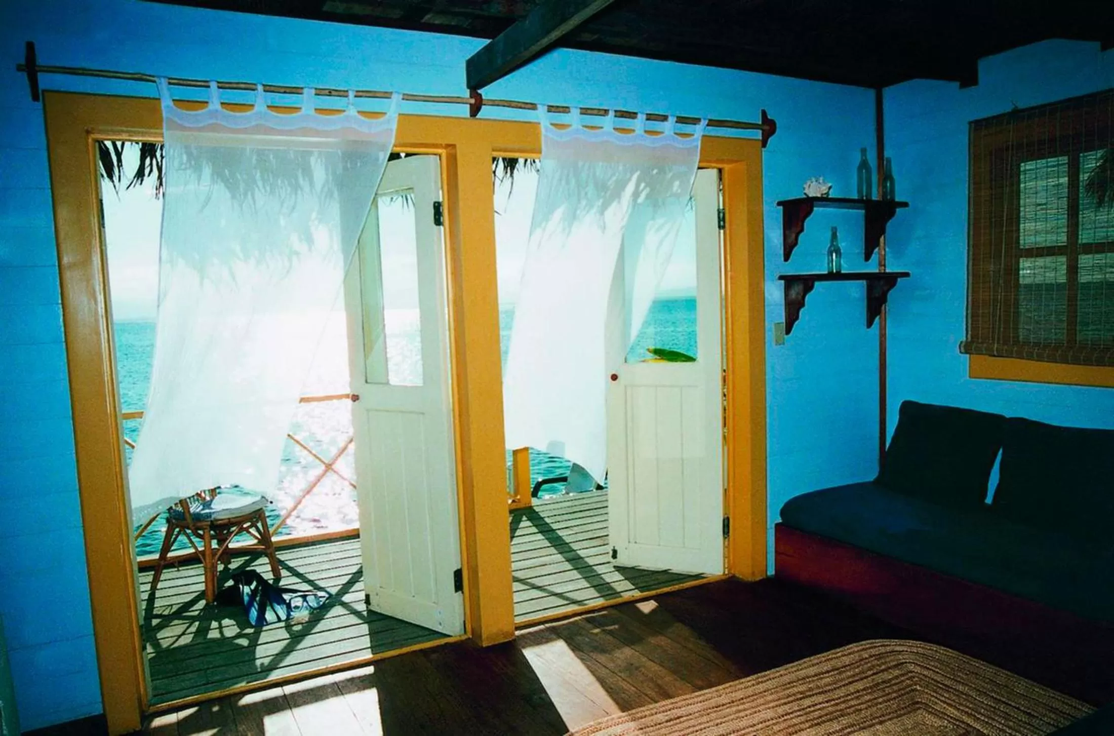 Living room, Bed in Punta Caracol Acqua Lodge