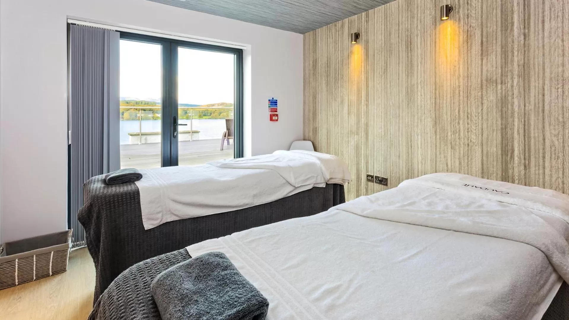 Swimming pool, Bed in Beech Hill Hotel & Spa