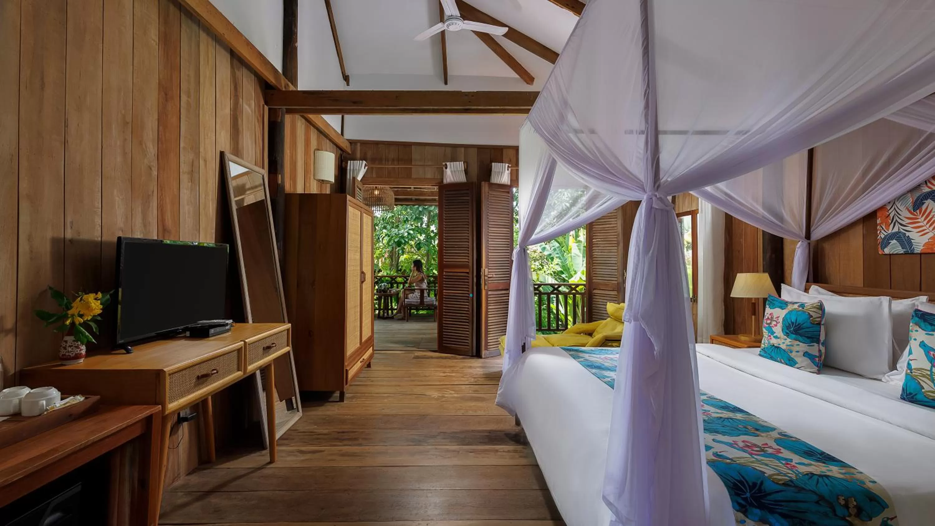 Bed in Dontrei Villa Angkor
