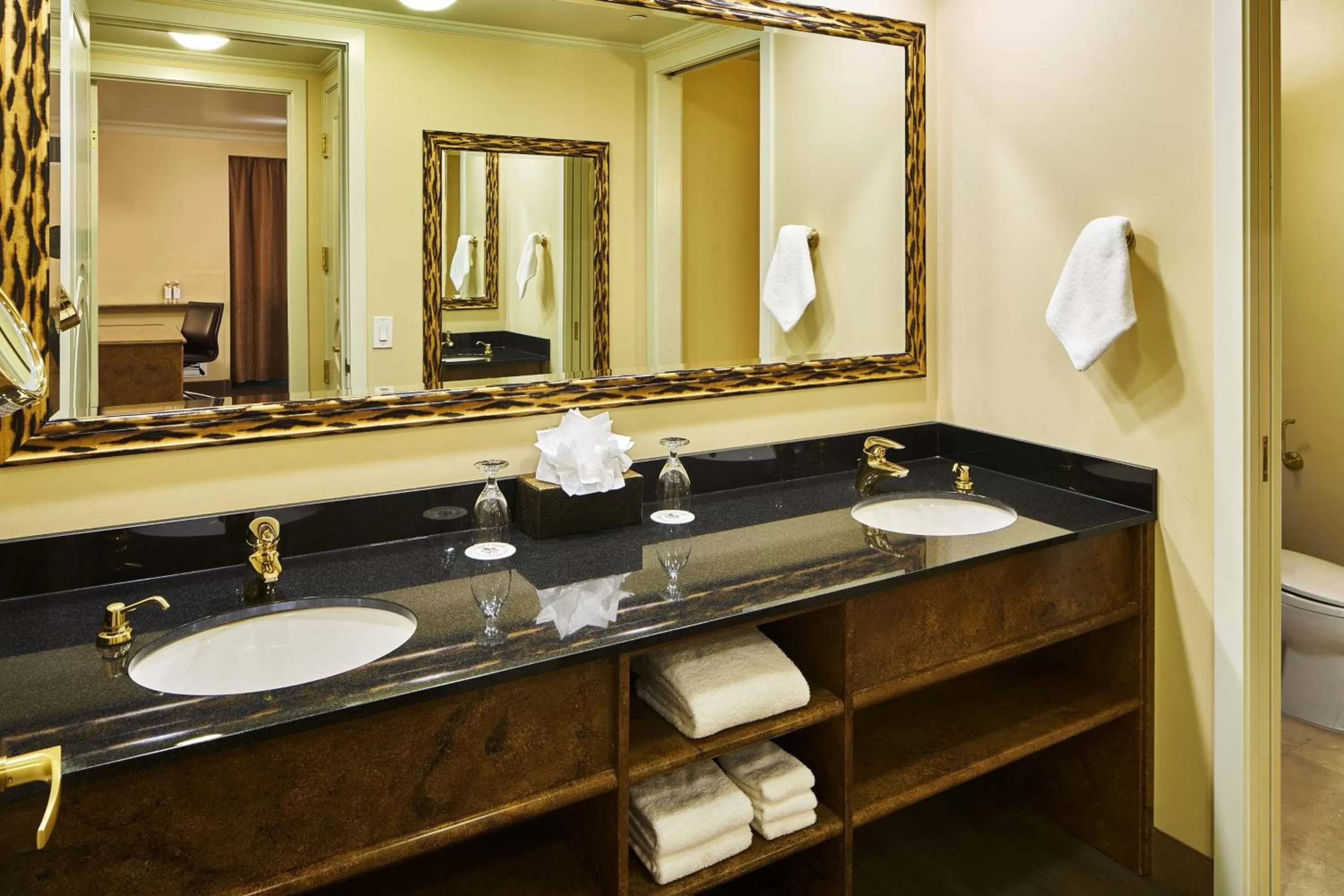 Bathroom in The Davenport Tower, Autograph Collection