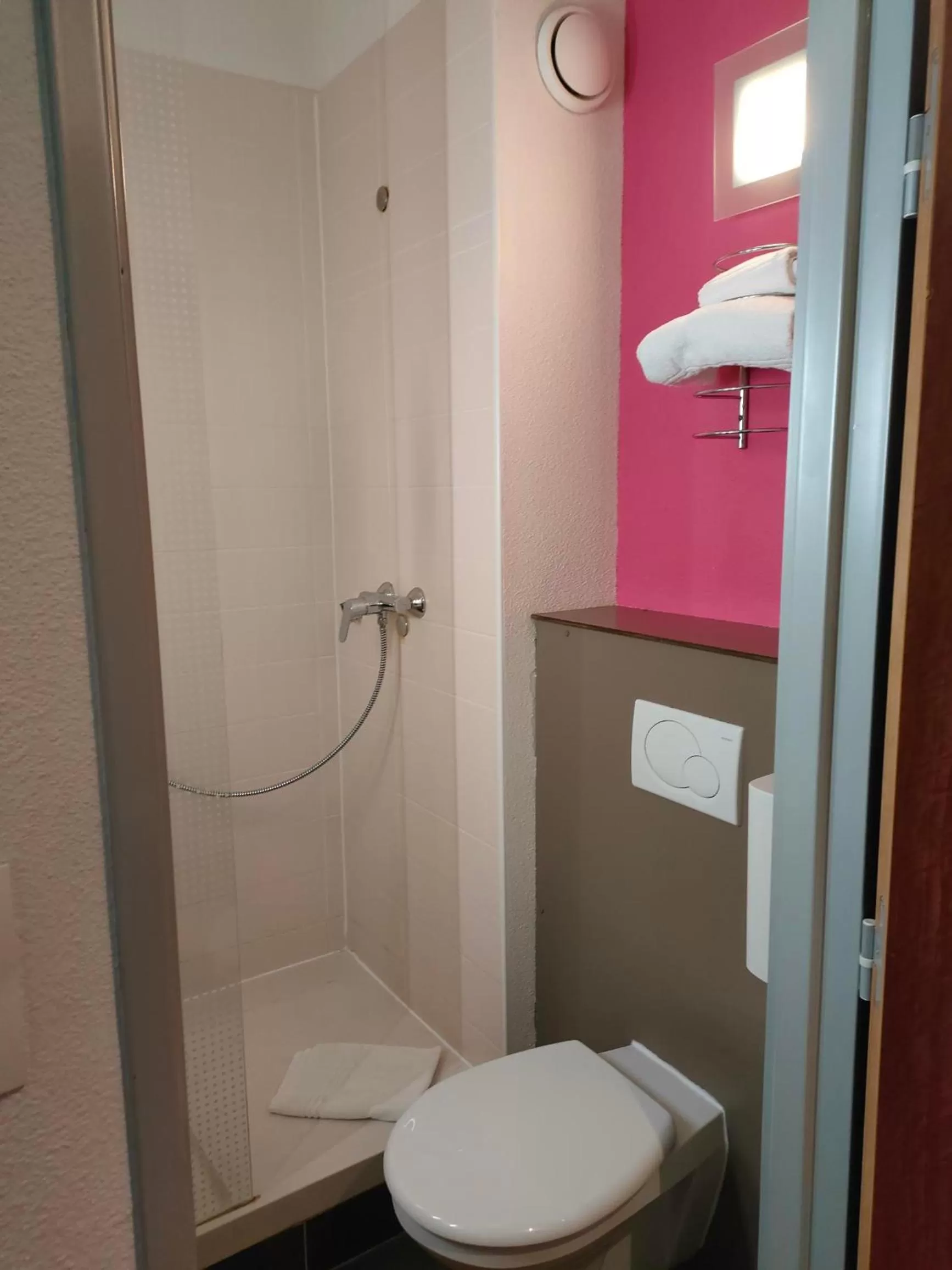Shower in ibis Styles Bethune Bruay la Buissière