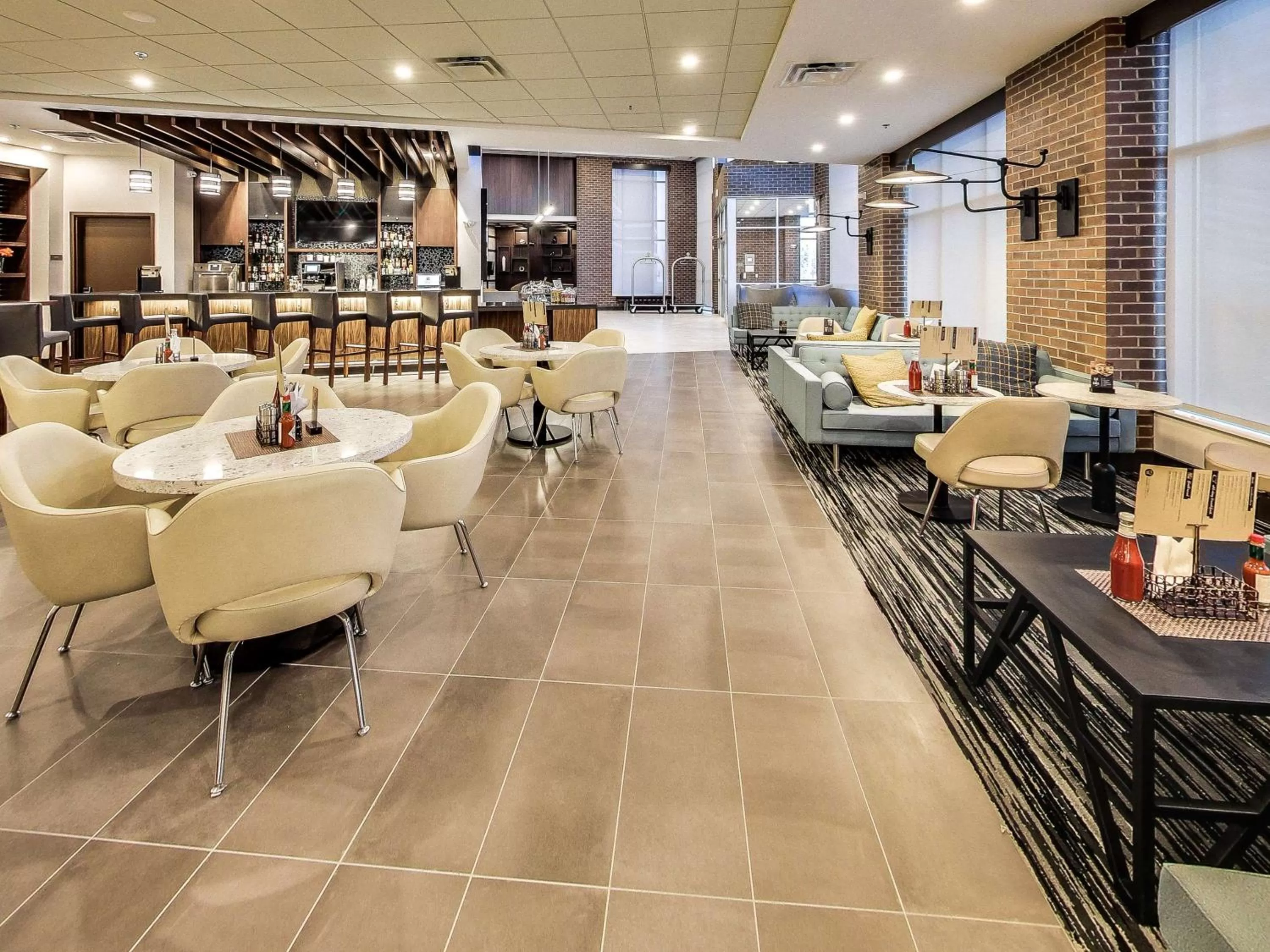 Lounge or bar in Hyatt Place Edmonton West