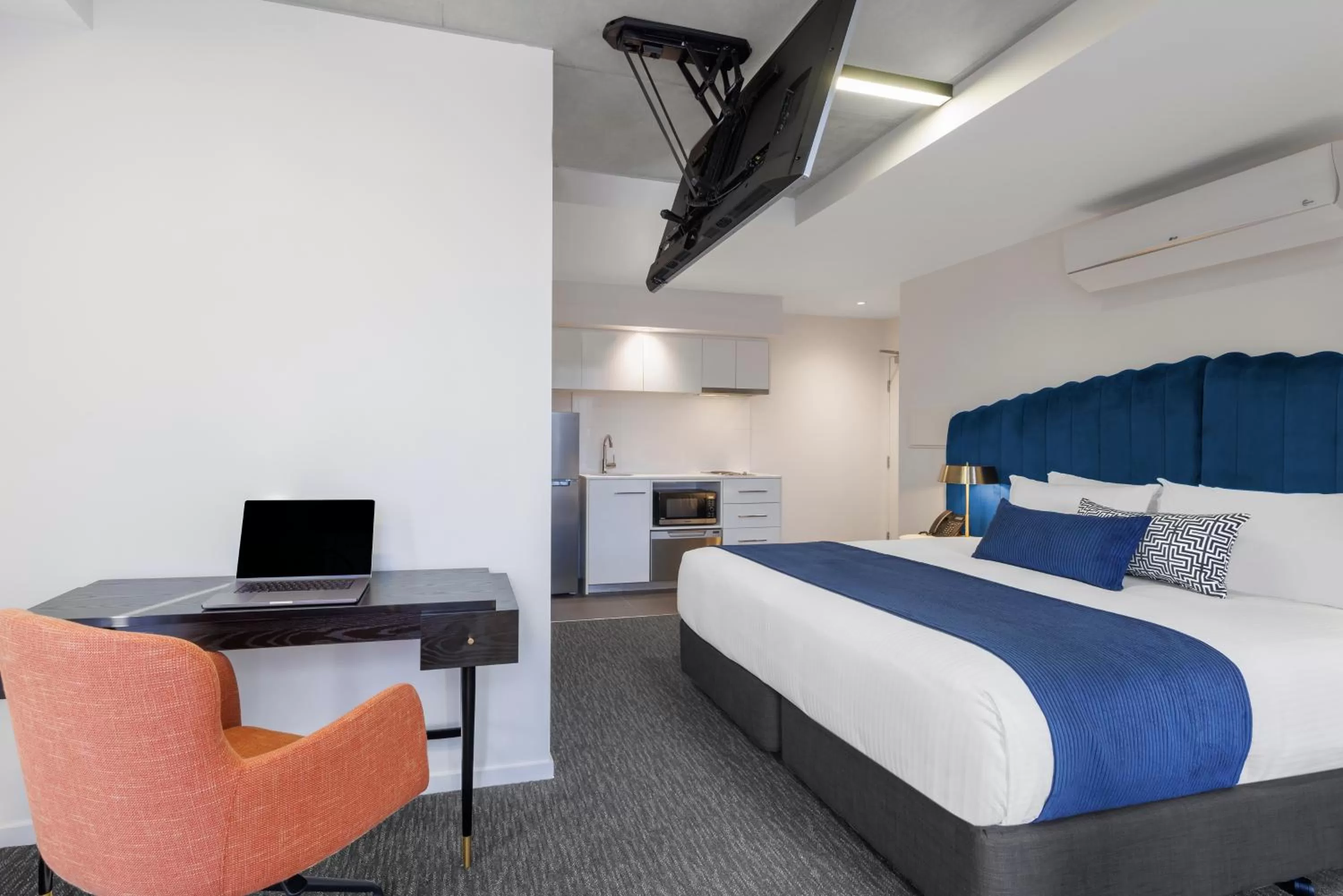 Bed in Mercure Melbourne St Kilda Road