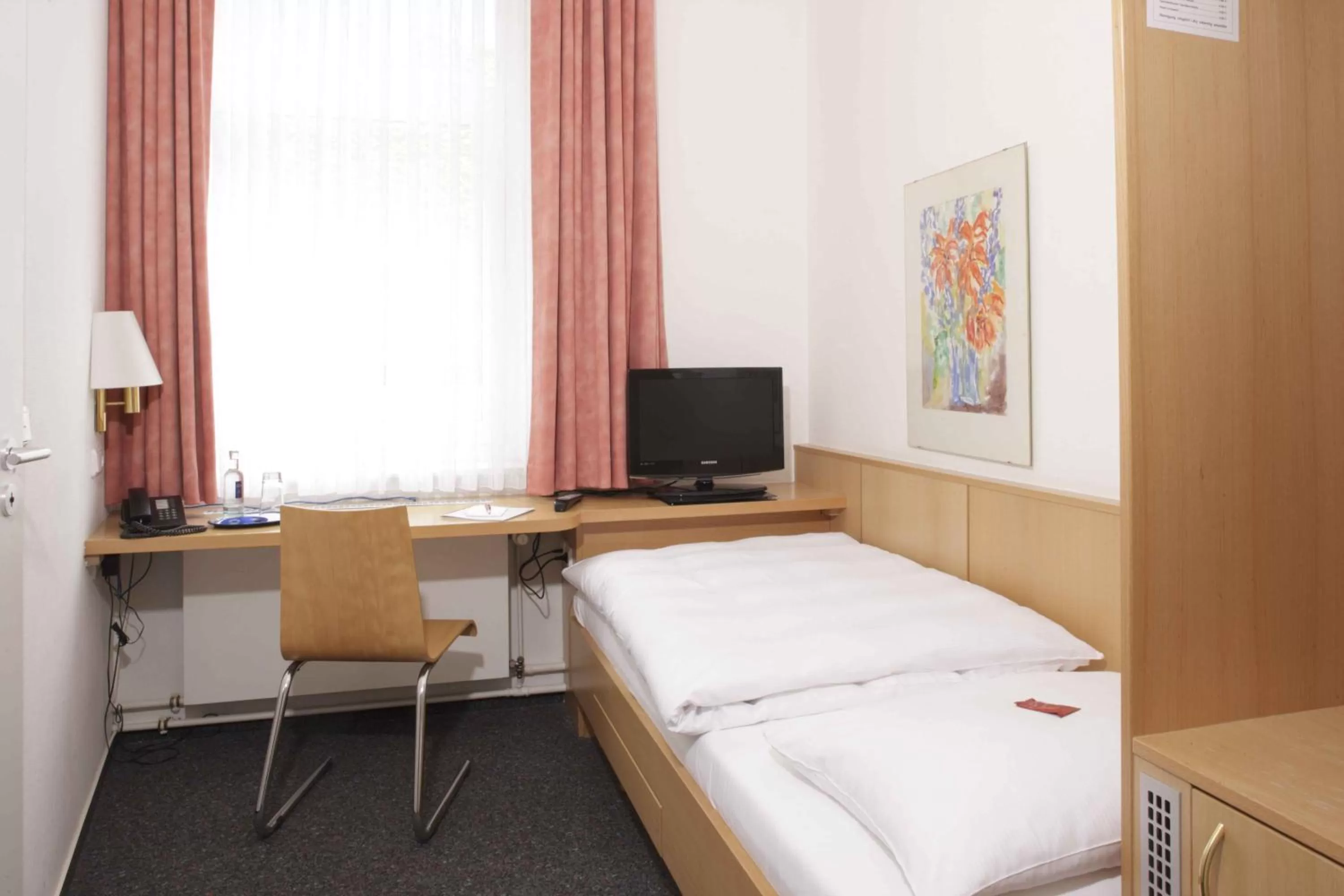 Bed in Hotel Berliner Hof by Coffee Fellows Hotels