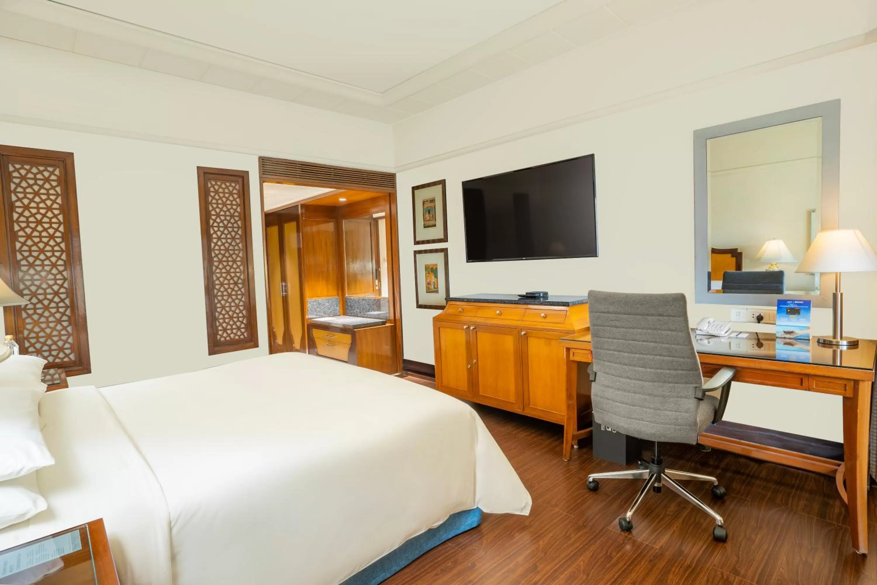 Bedroom, Bed in Hyderabad Marriott Hotel & Convention Centre