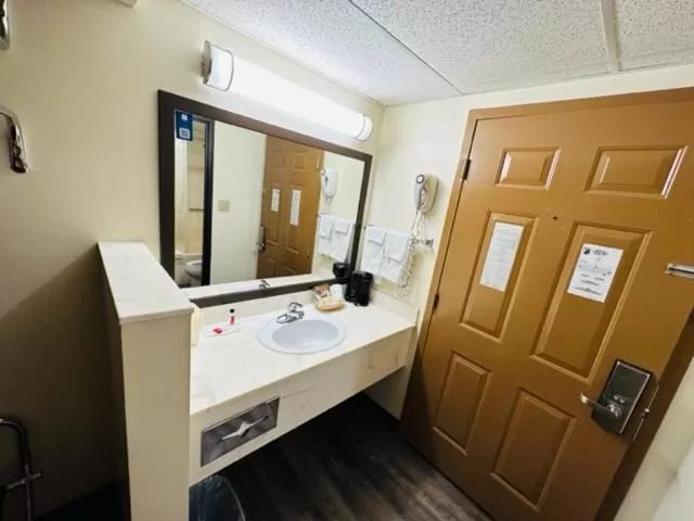 Bathroom in Super 8 by Wyndham Branson By Andy Williams Theatre