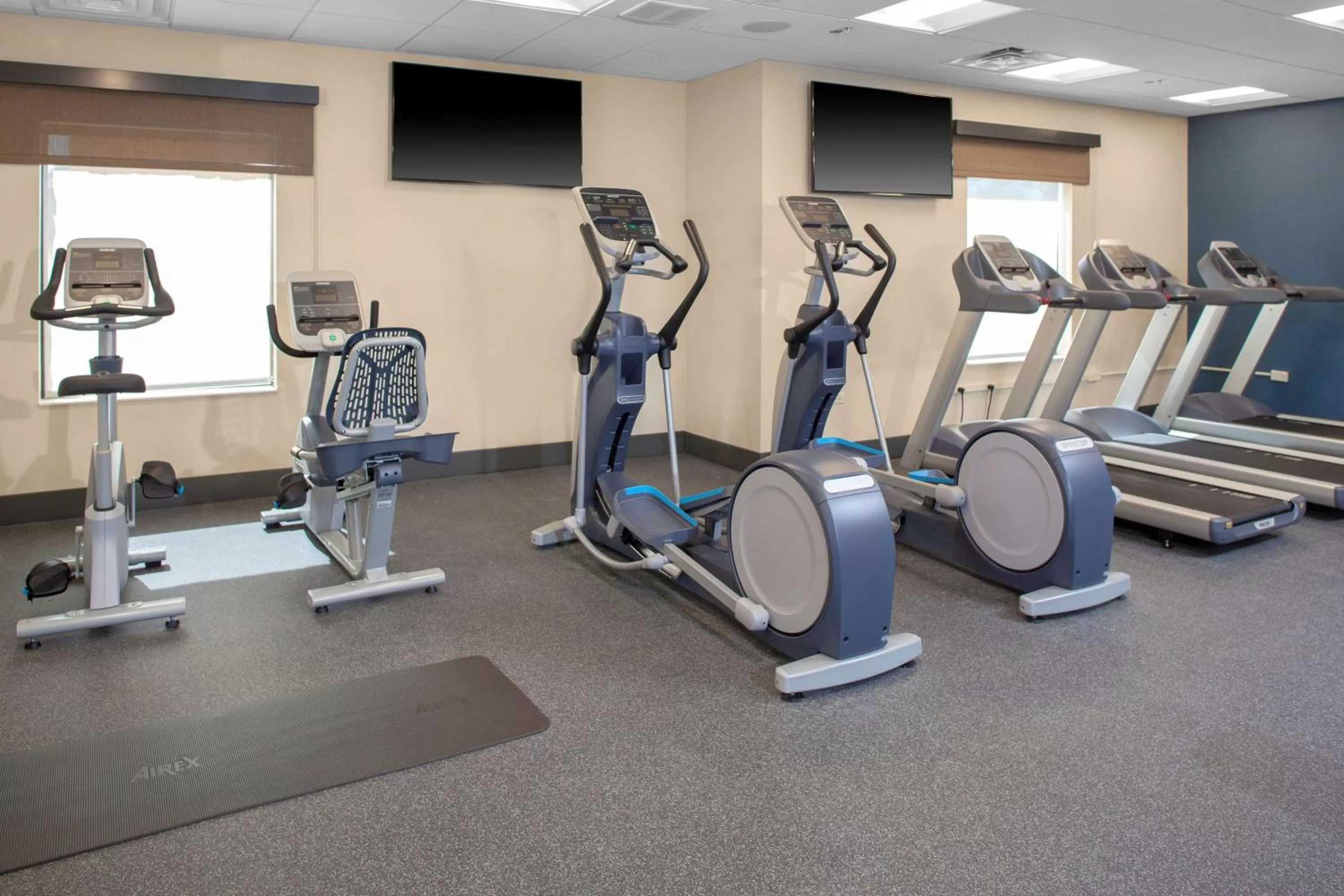 Fitness centre/facilities in Hampton Inn & Suites Chicago-Burr Ridge