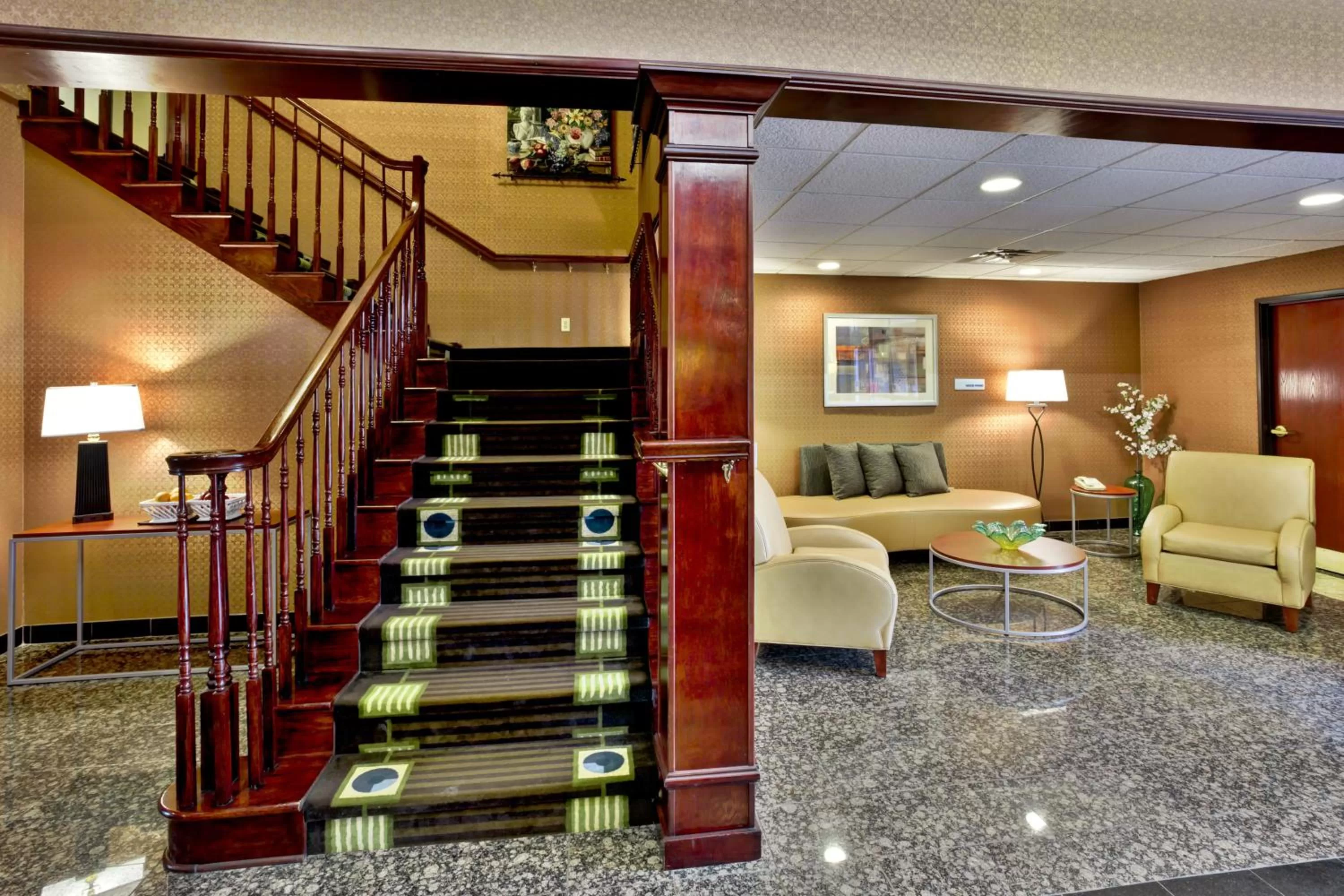 Lobby or reception in Holiday Inn Express Hotel & Suites Woodhaven by IHG