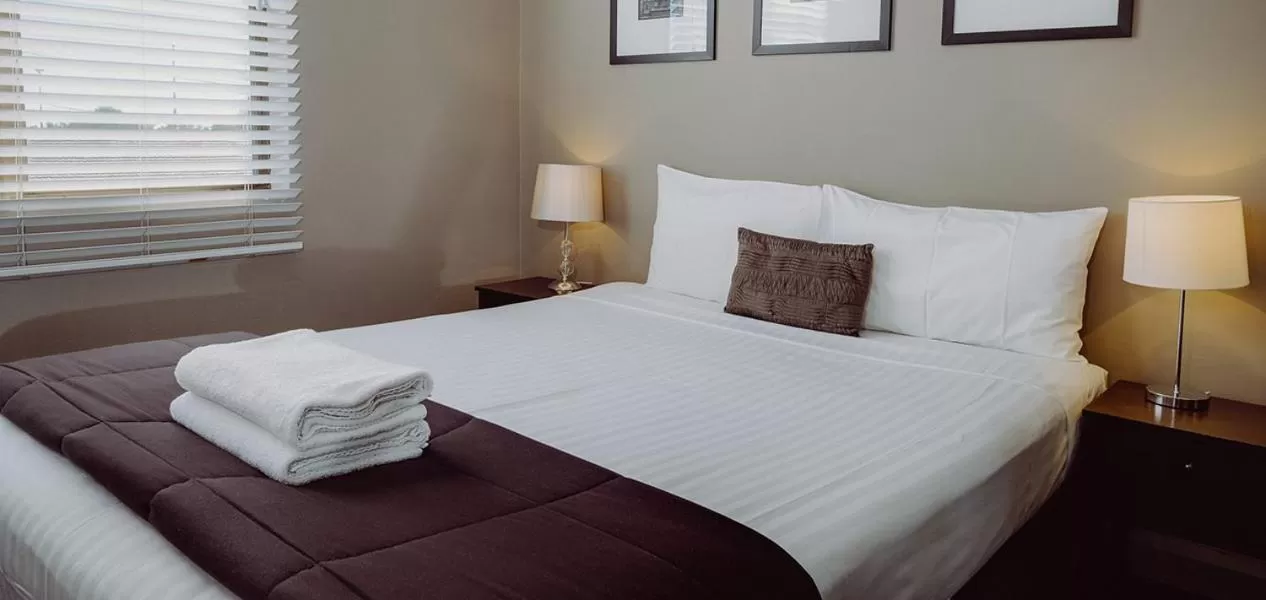 Bed in Crossroads Hotel