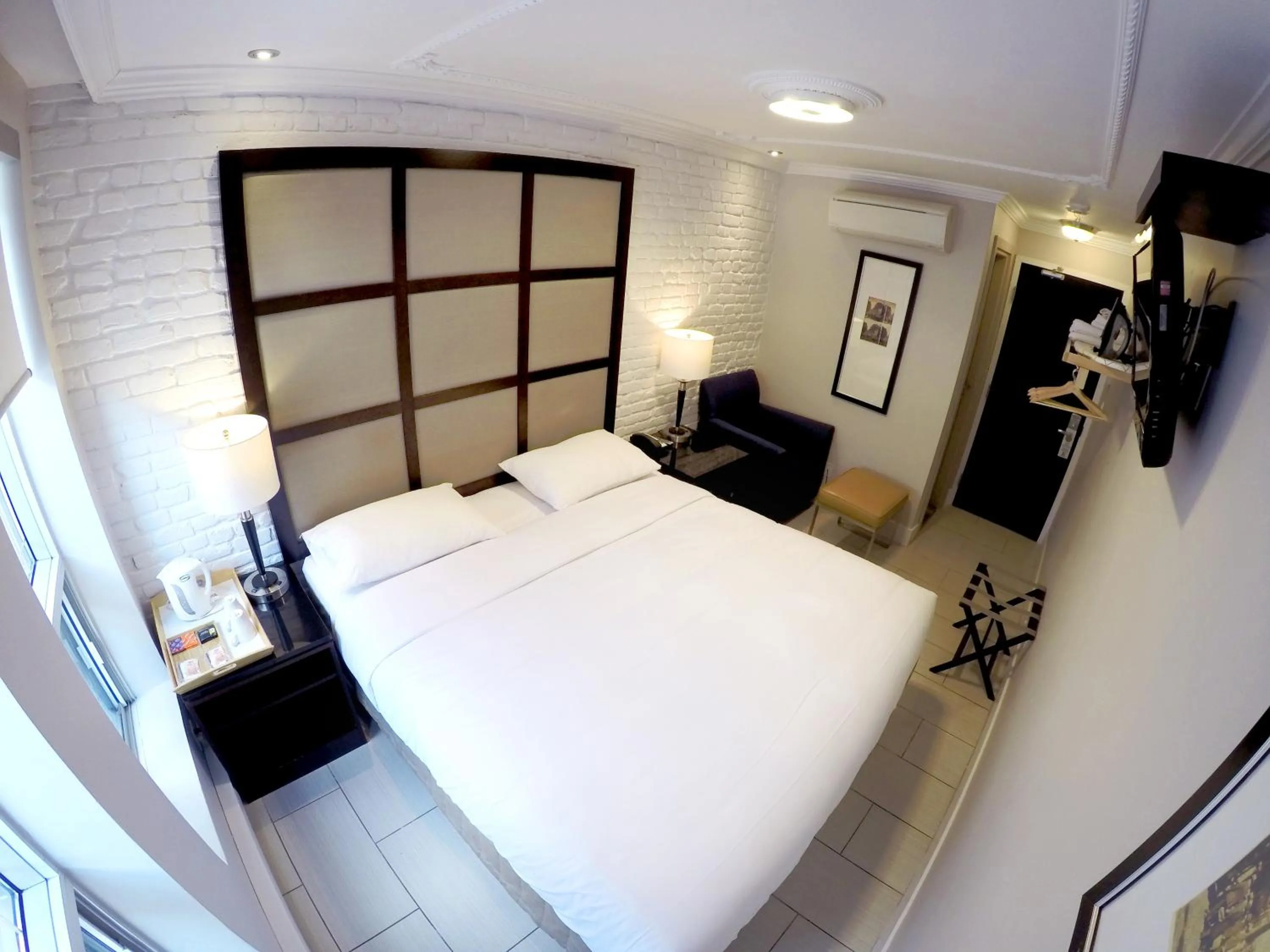 Shower, Bed in M Montreal Hostel