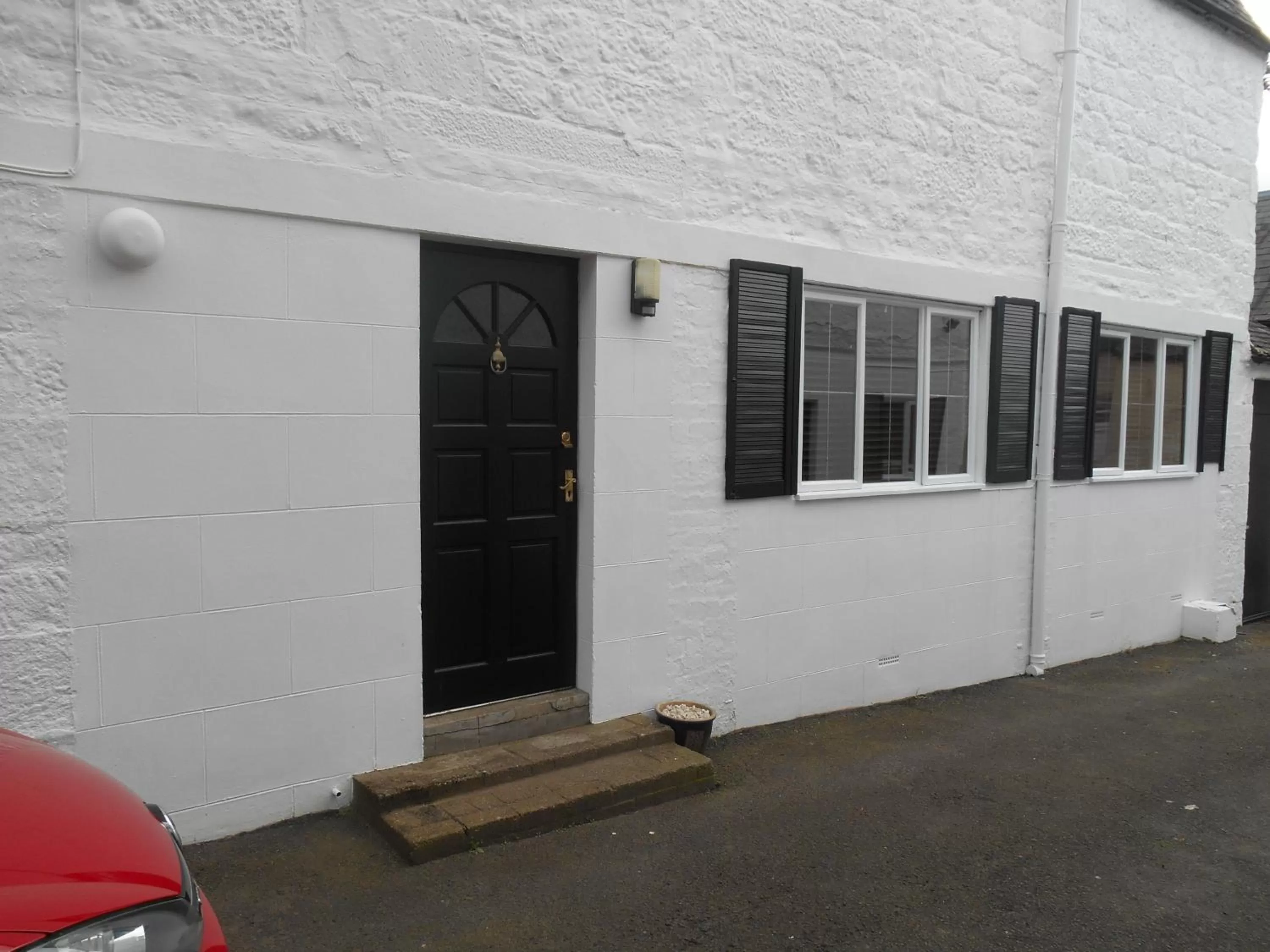 Facade/entrance in Airlie Arms Hotel