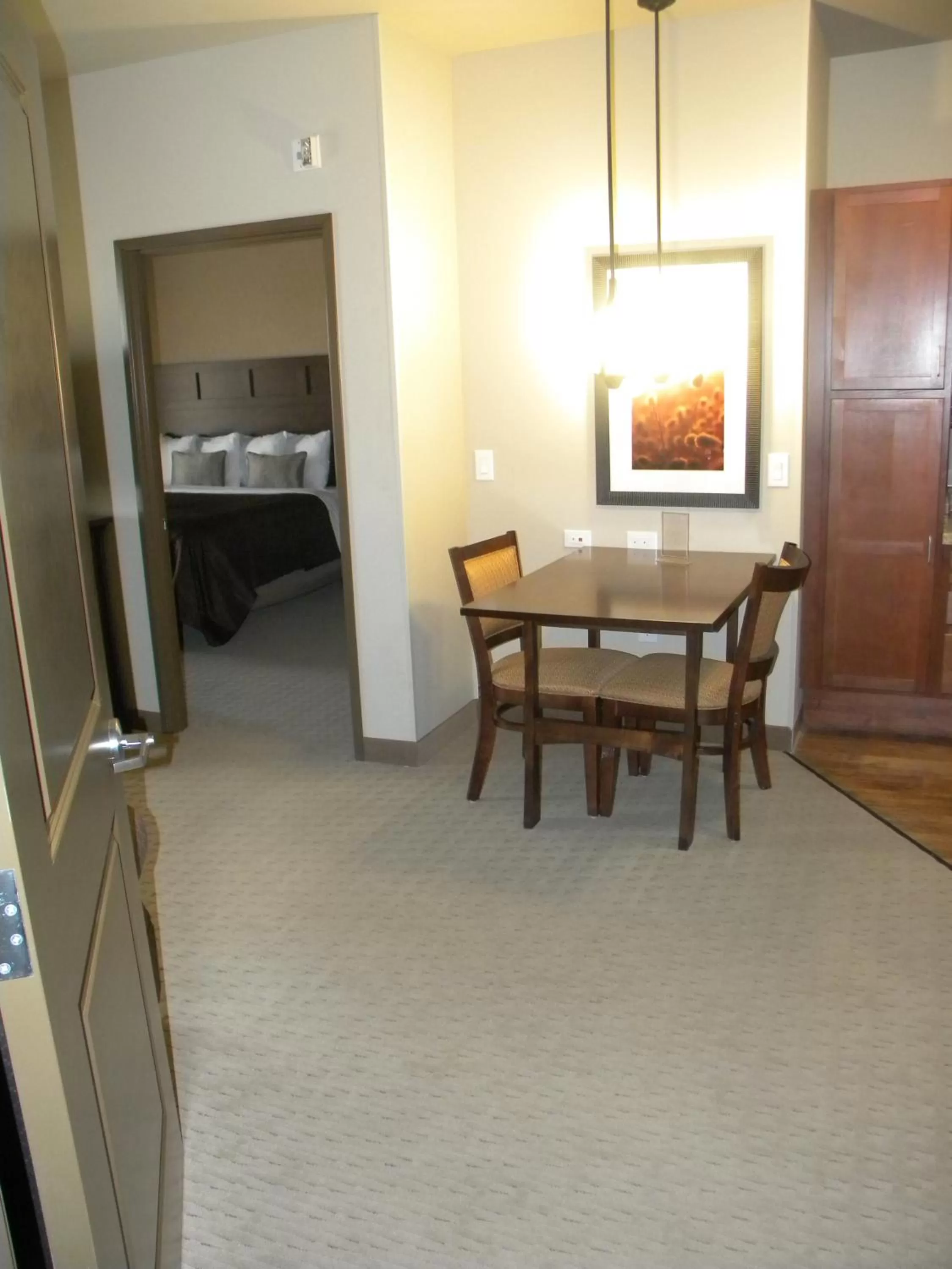 Dining area, Bed in Teddy's Residential Suites Watford City