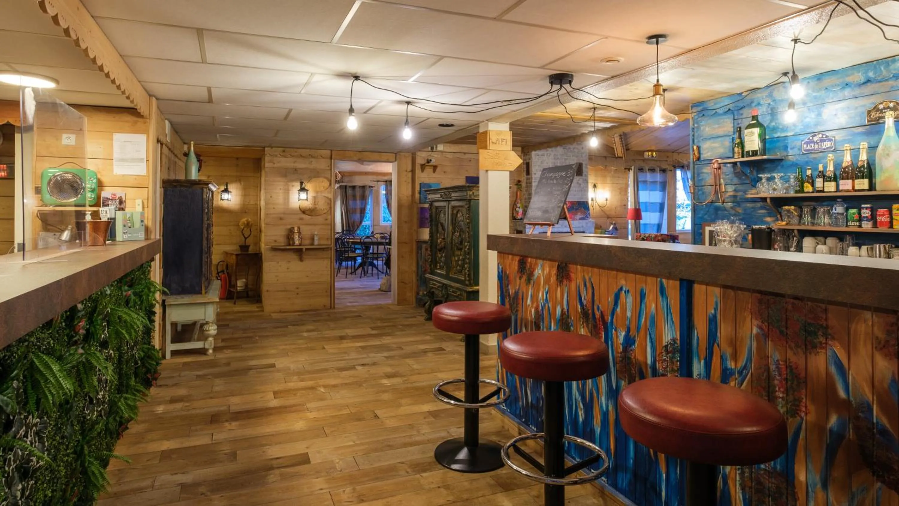 Lounge or bar in Cit'Hotel Le Montreal