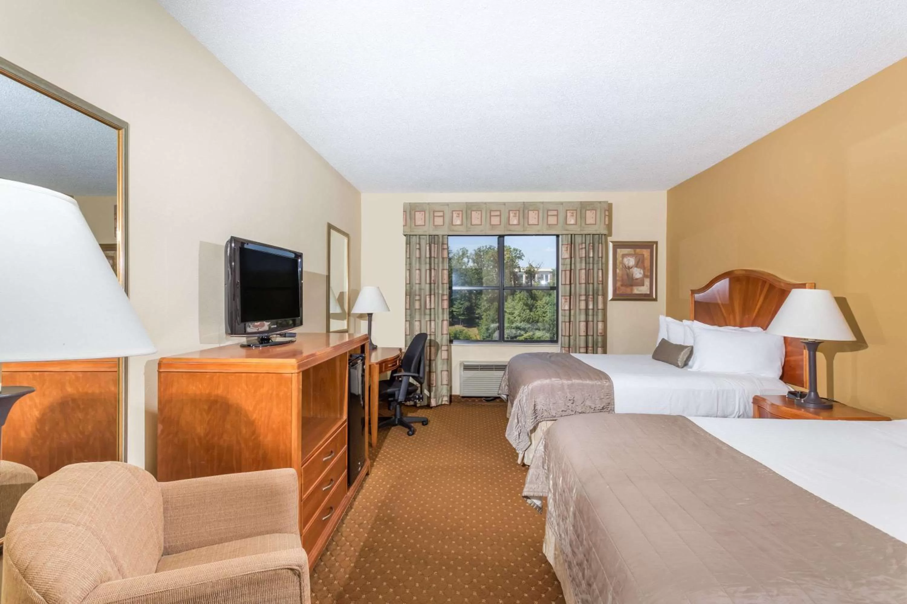 Photo of the whole room, Bed in Baymont by Wyndham Asheville/Biltmore