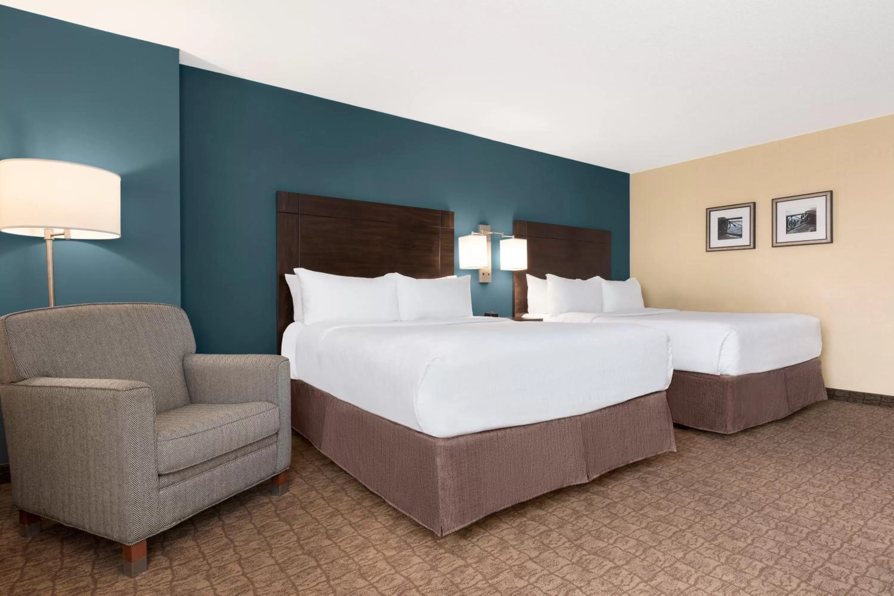 Seating area, Bed in Wyndham Garden Niagara Falls Fallsview