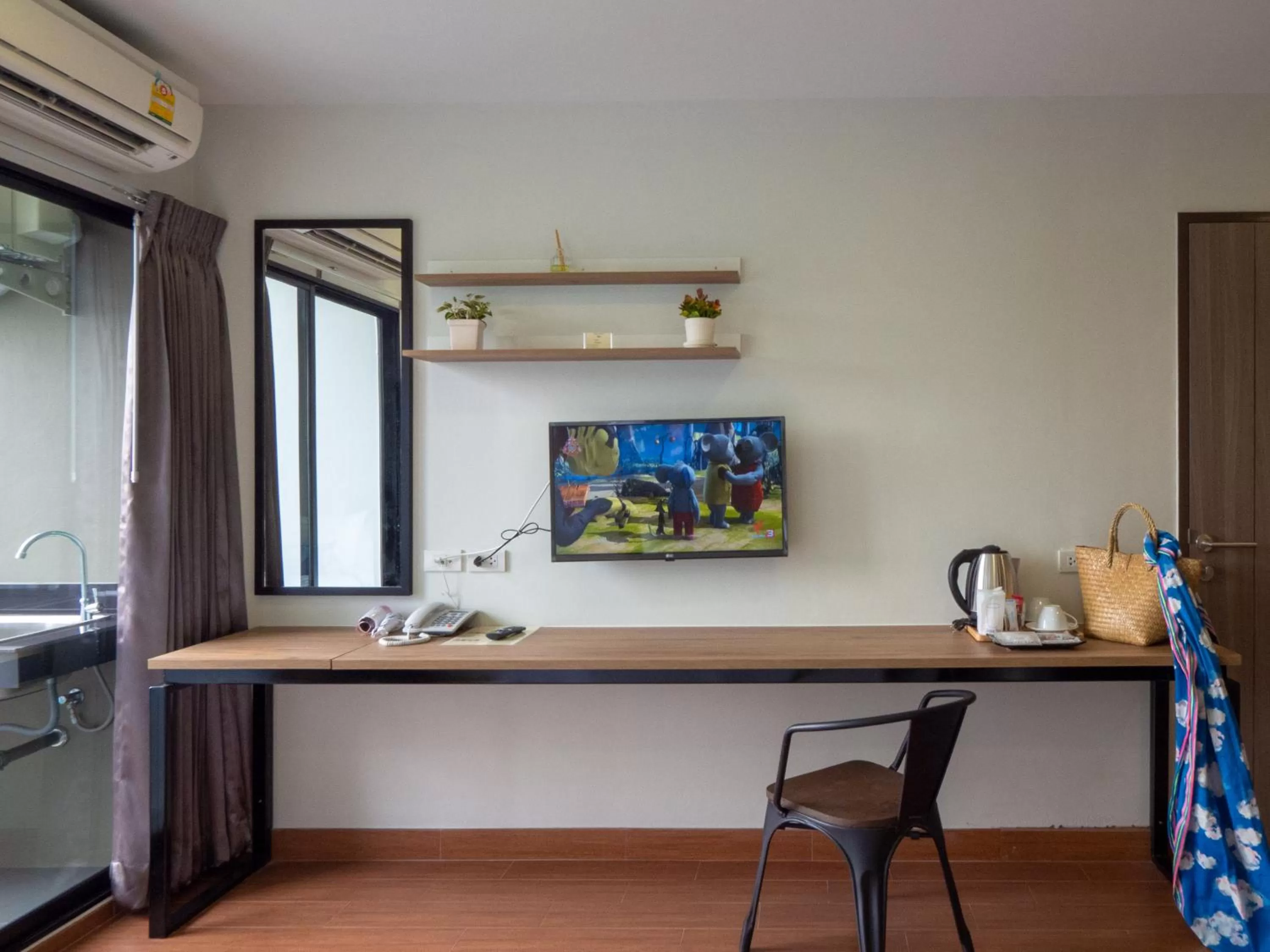 TV and multimedia in Casa Luxe Hotel and Resident