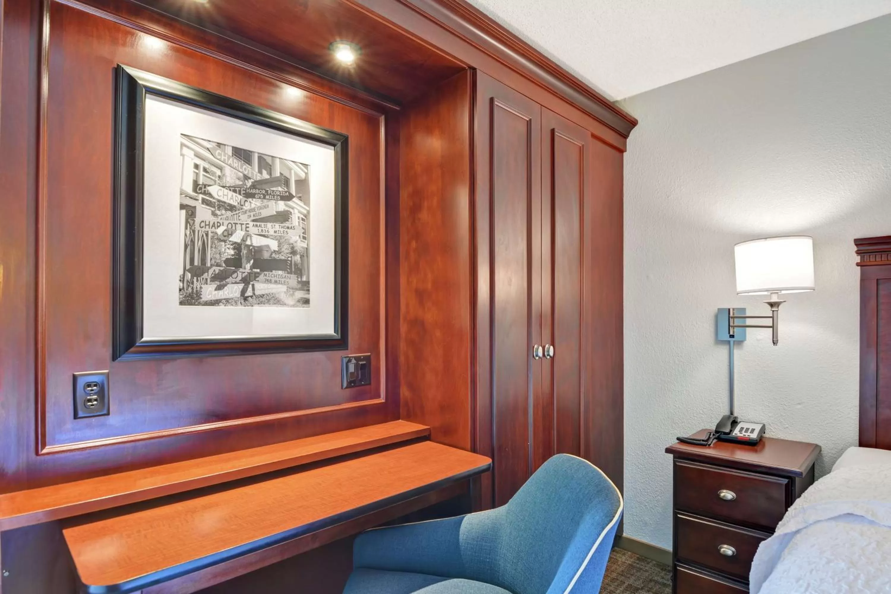 Bedroom in Hampton Inn Charlotte-Gastonia