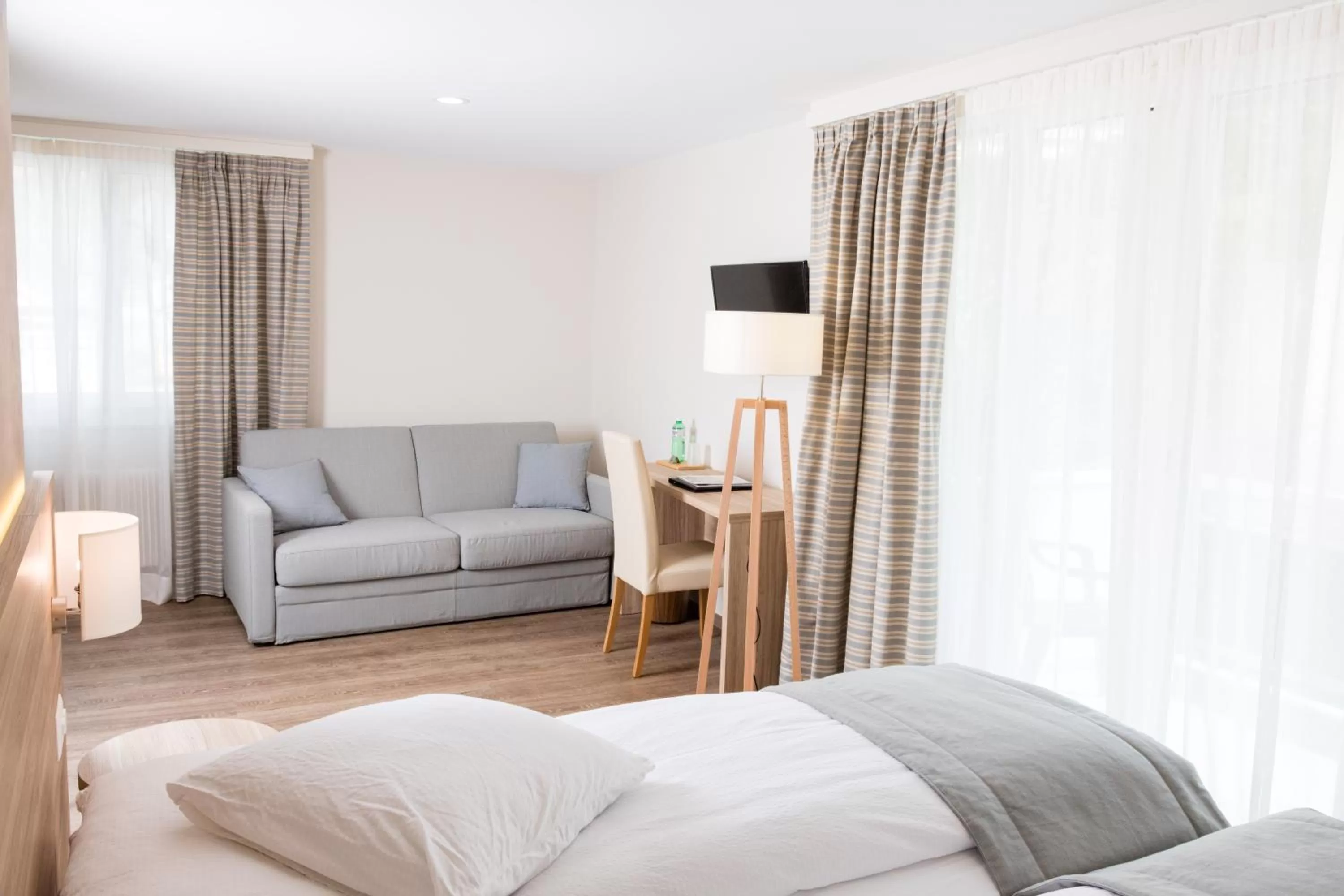 Seating area, Bed in Hôtel de Chailly