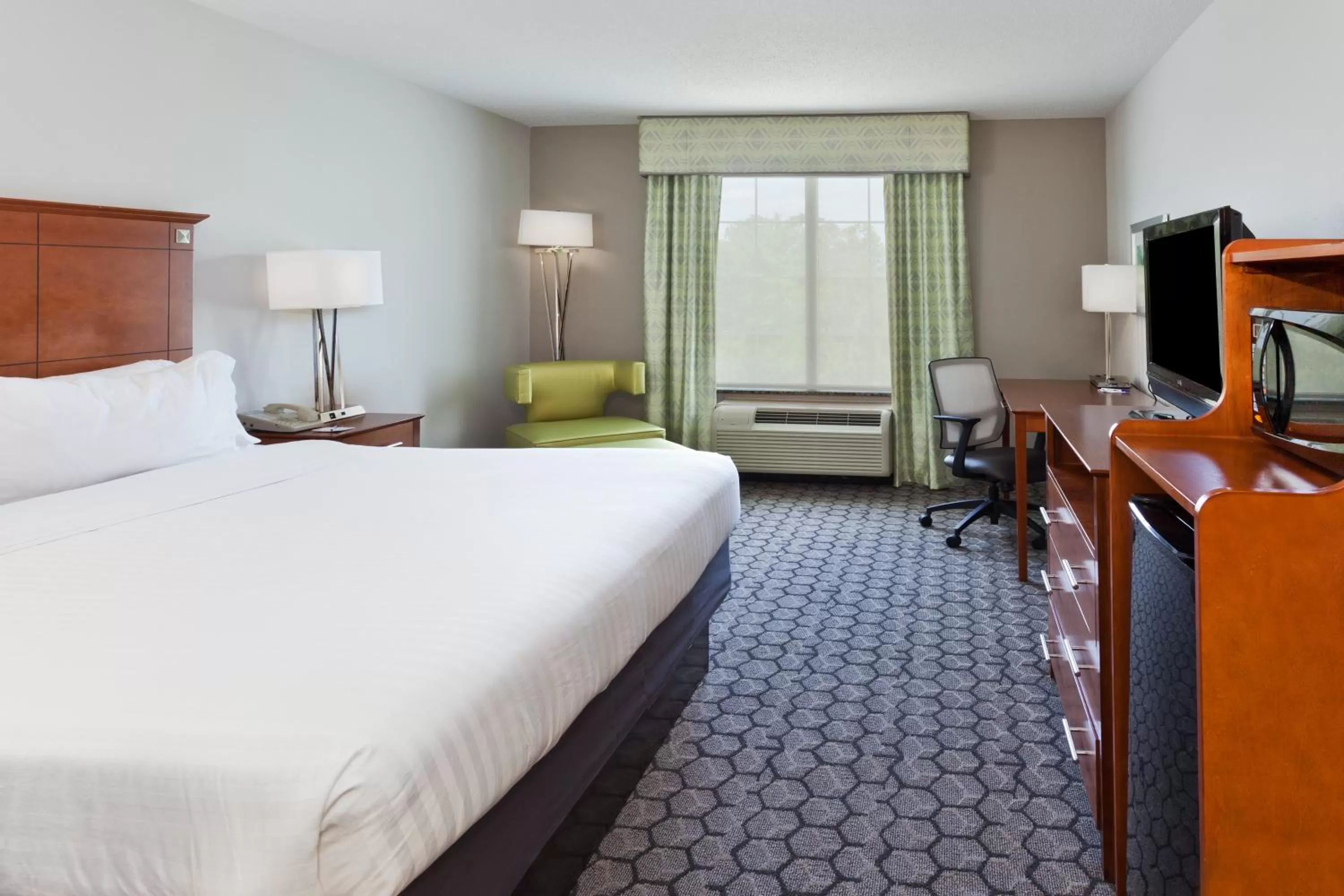 Photo of the whole room, Bed in Holiday Inn Express Phenix City-Fort Benning by IHG