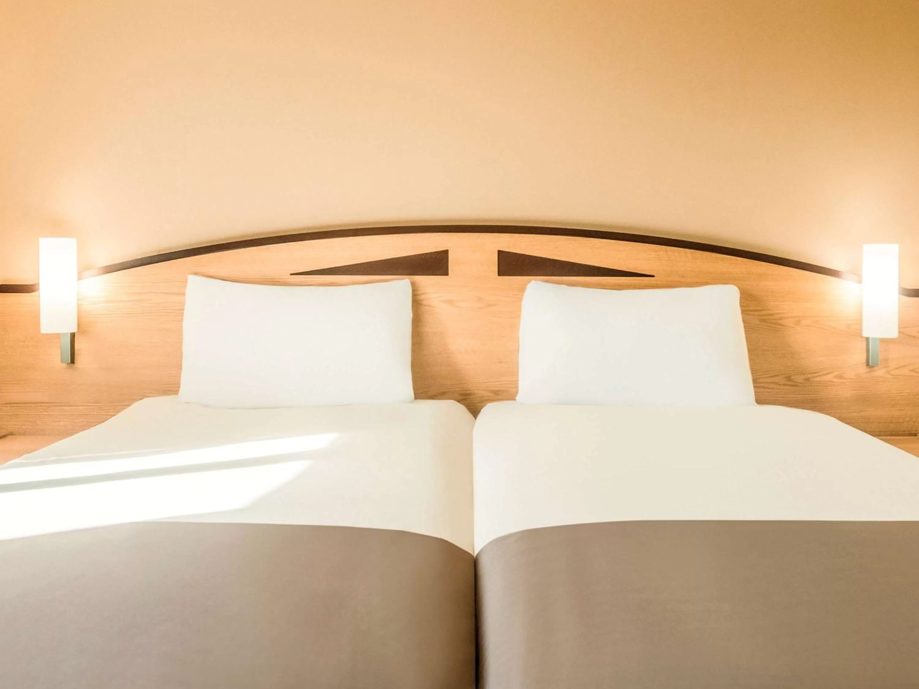 Photo of the whole room in ibis Rotherham East – (M18 / M1)